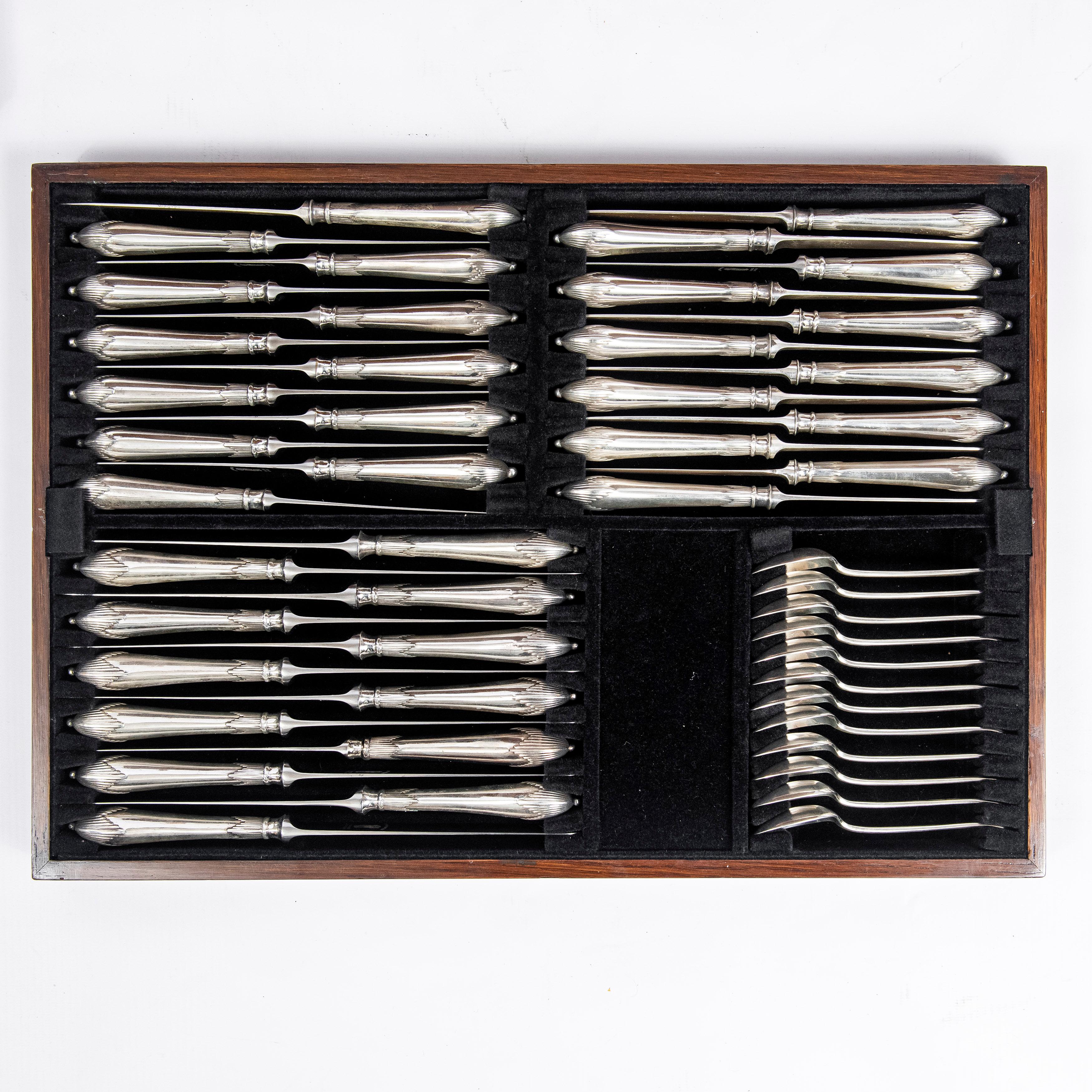 Mappin & Webb Cutlery Set for 12 People, England, Early 20th Century In Good Condition For Sale In Buenos Aires, Buenos Aires