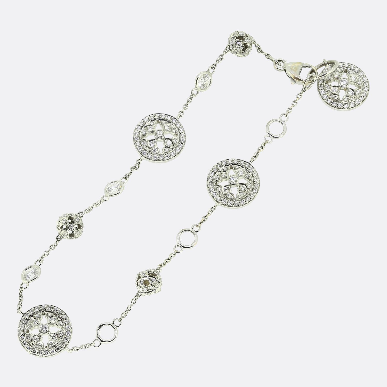Nous avons ici un fabuleux bracelet de Mappin & Webb. Réalisé en or blanc 18 ct, le design présente des motifs circulaires complexes, chacun incrusté de minuscules diamants ronds de taille brillant. Le motif ajouré est élégamment détaillé, avec des
