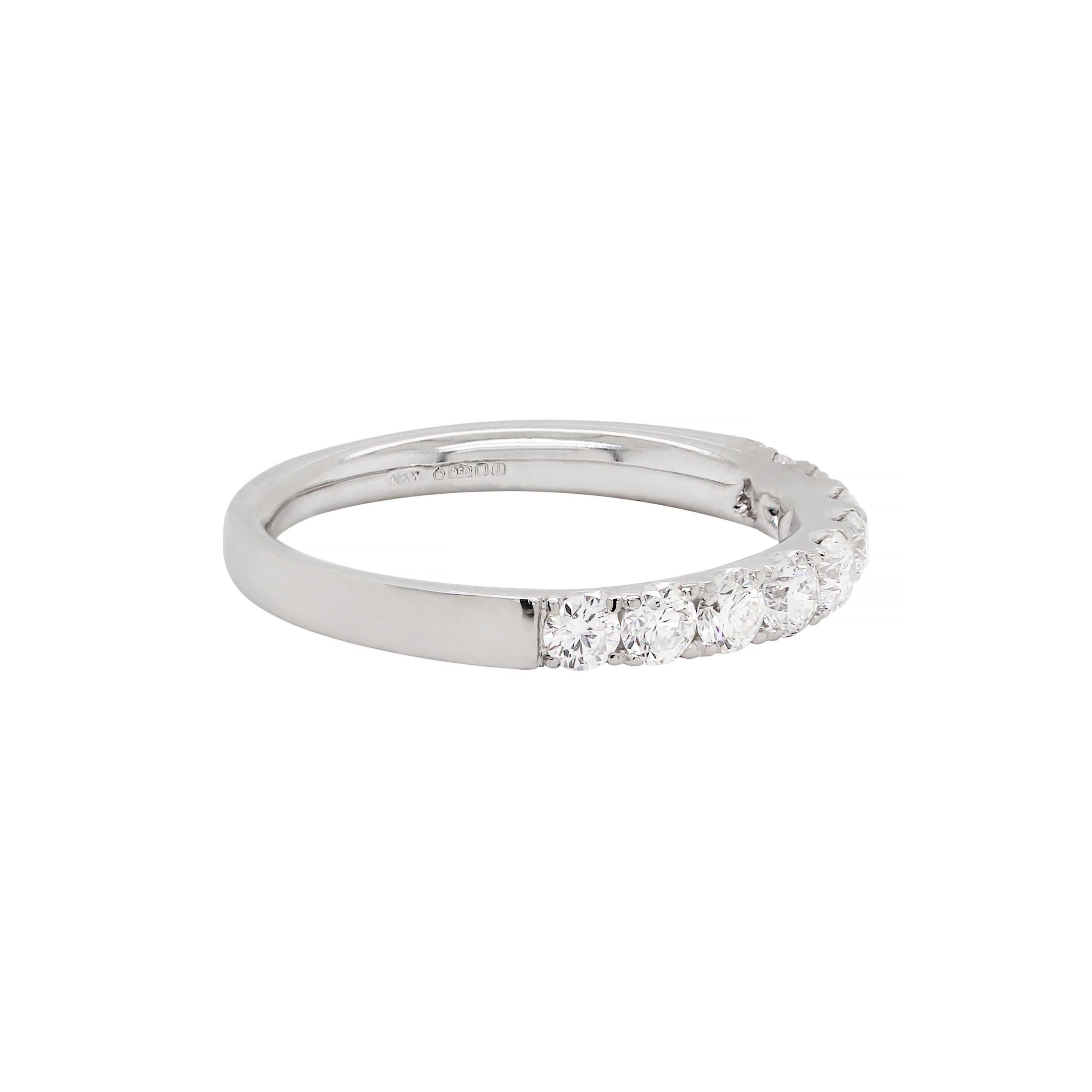 Cet anneau de demi-éternité créé par Mappin & Webb présente neuf diamants ronds de qualité, taille brillant, d'un poids total approximatif de 1,00ct, tous sertis en griffe dans des montures ouvertes. L'anneau porte la signature M&W, estampillée 950.