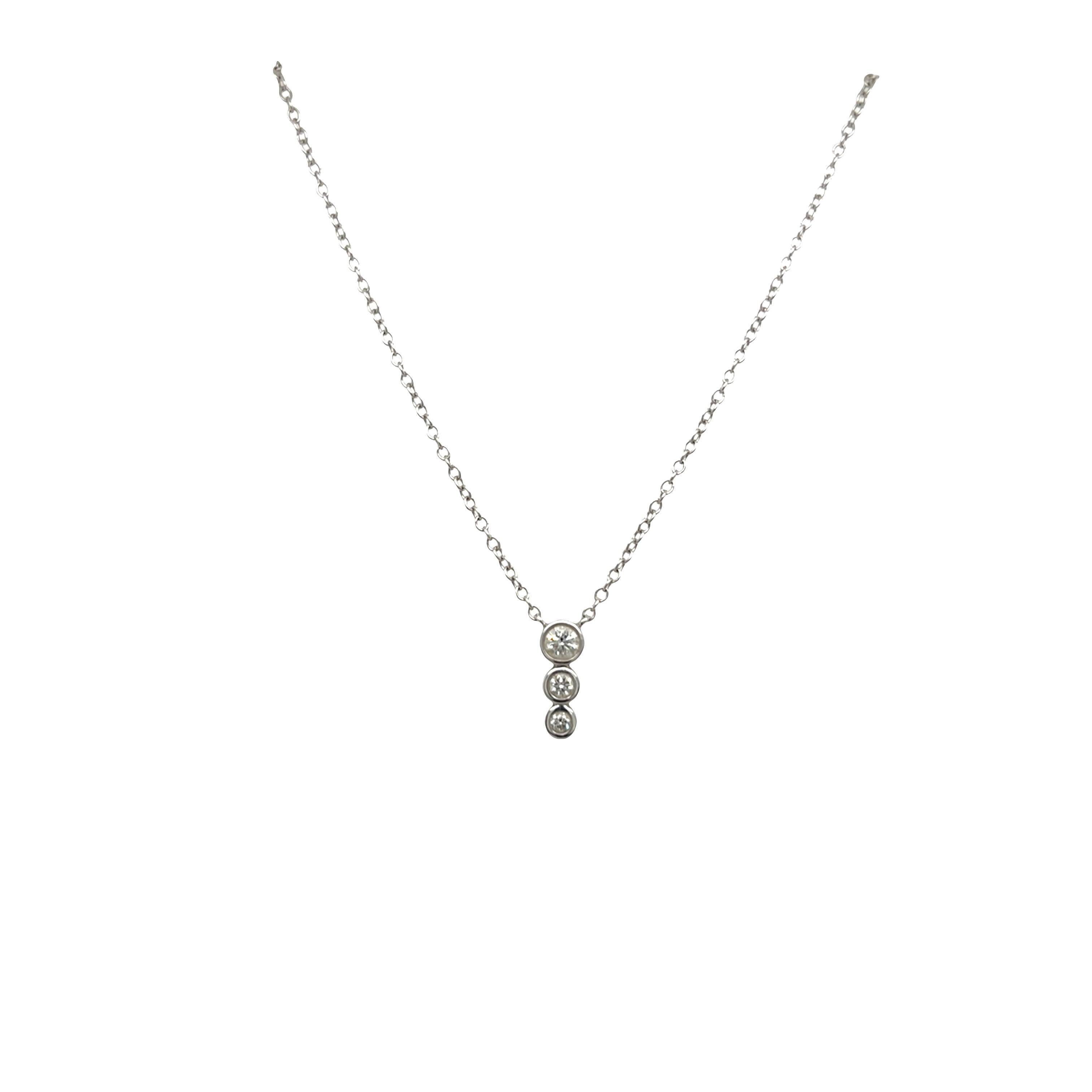 Un intramontabile ciondolo con diamante di Mappin & Webb realizzato in oro bianco 18ct. Con 0,20 carati di diamanti a taglio brillante incastonati, questo elegante pezzo combina un lusso understated.design classico. 
Perfetta per l'eleganza di tutti