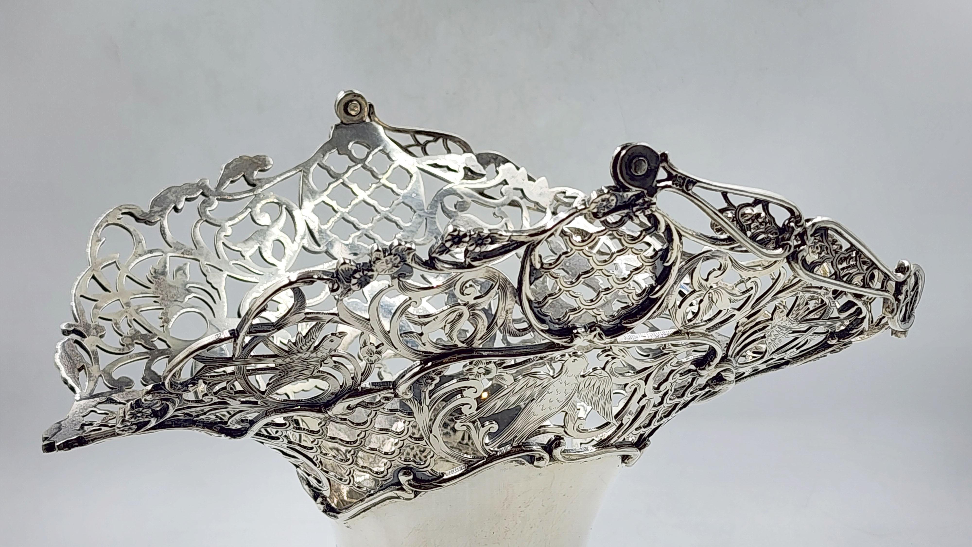 Panier de mariage en argent Art Nouveau par Mappin & Webb
Corbeille de mariée Art Nouveau en argent sterling par Mappin & Webb, vers 1900. Motif ajouré avec des motifs floraux, une forme organique et des bords ondulés, représentant principalement