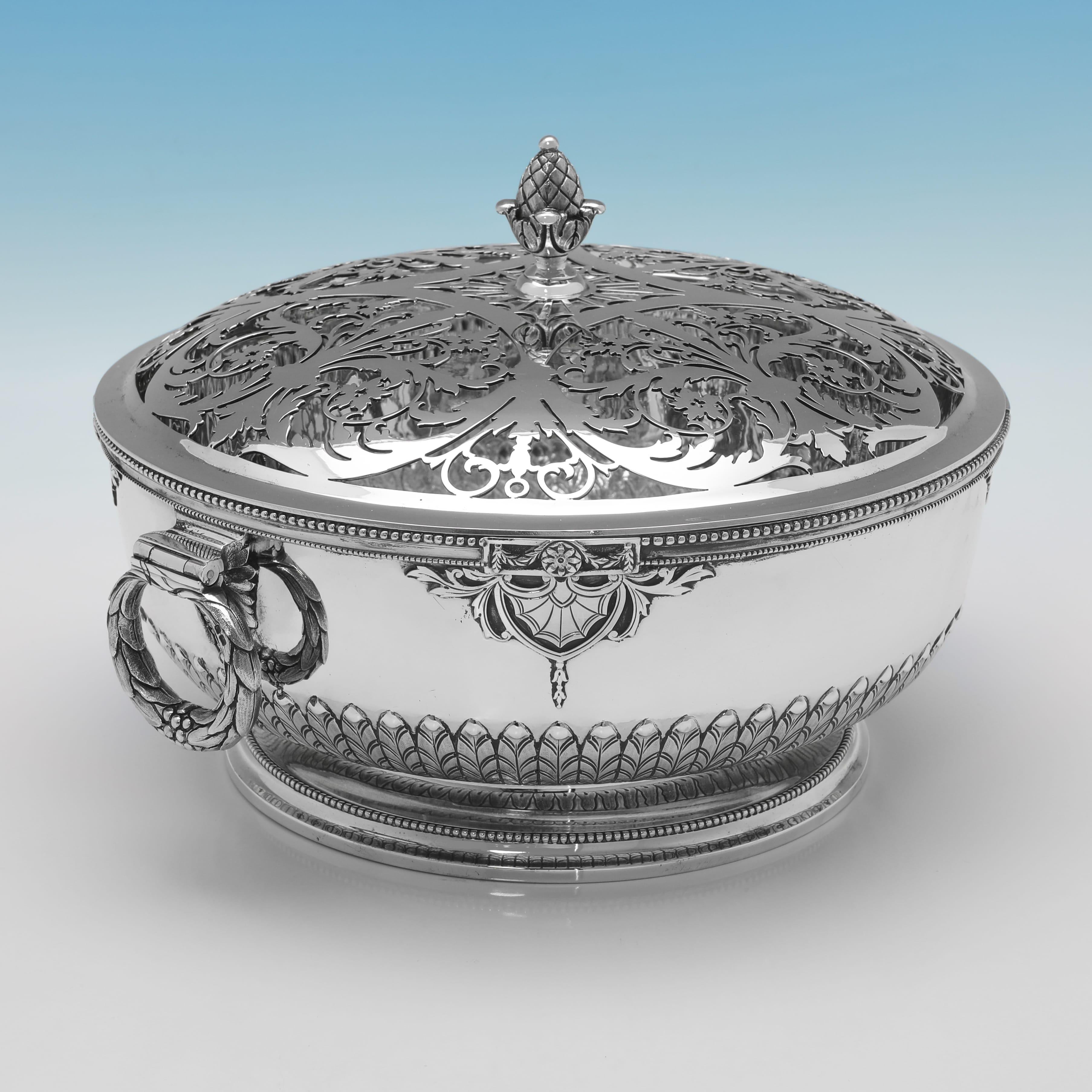 Siglata a Londra nel 1957 da Mappin & Webb, questa splendida ciotola a forma di rosa in argento Sterling, risalente al periodo di Elisabetta II, è un elegante centrotavola per qualsiasi tavola. La ciotola a forma di rosa misura 7,5