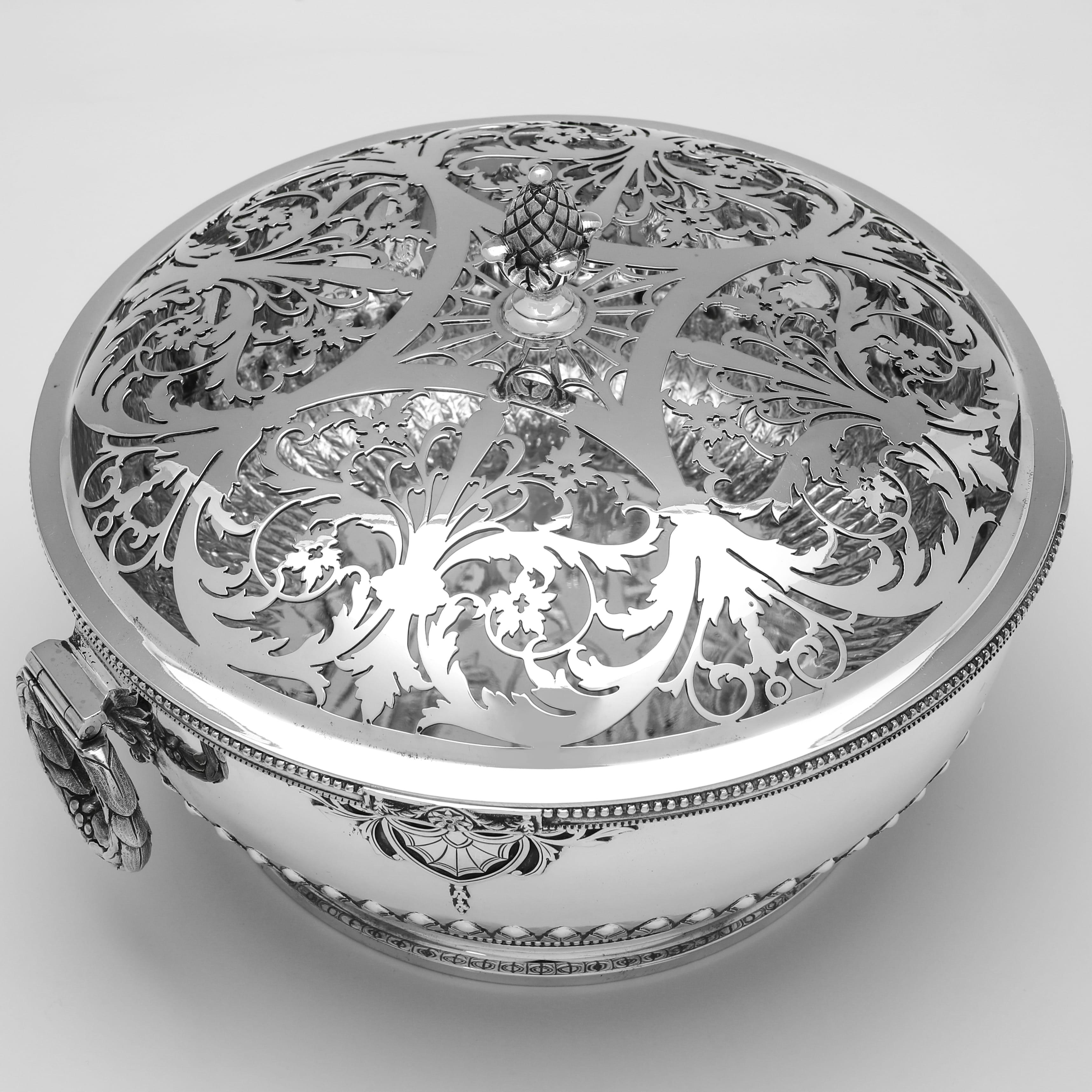 Mappin & Webb, ciotola a forma di rosa in argento sterling della metà del secolo, realizzata nel 1957 In condizioni buone in vendita a London, London