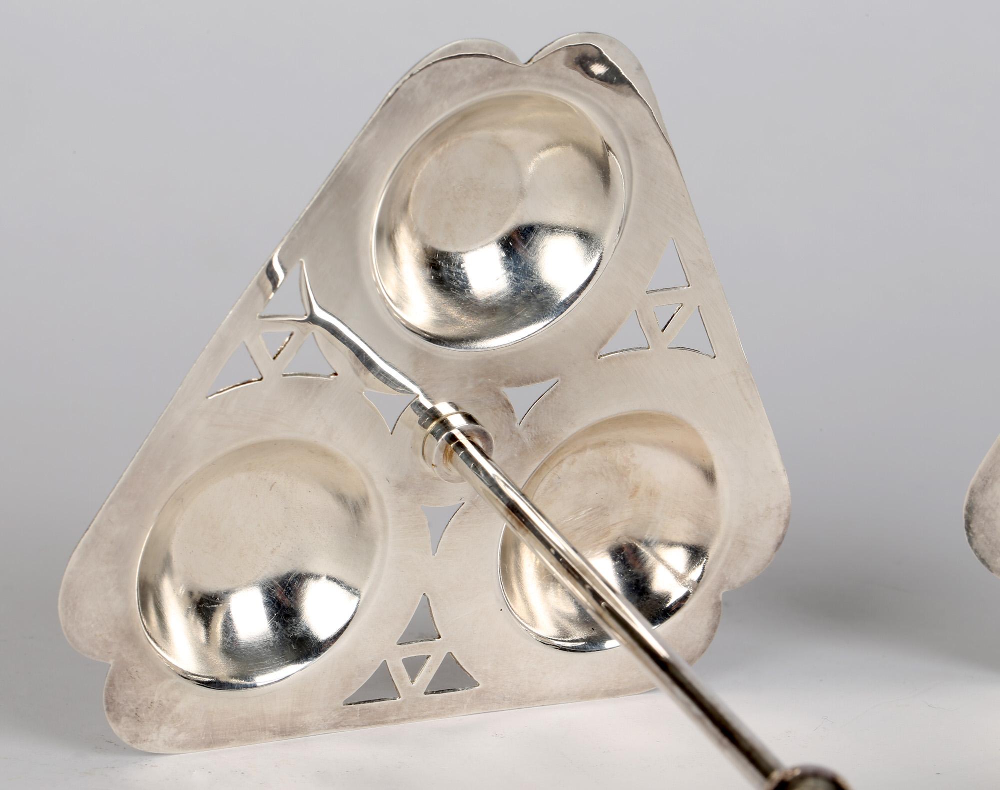 20ième siècle Mappin & Webb paire de supports d'œufs anglais montés en métal argenté en forme de coquelicot en vente