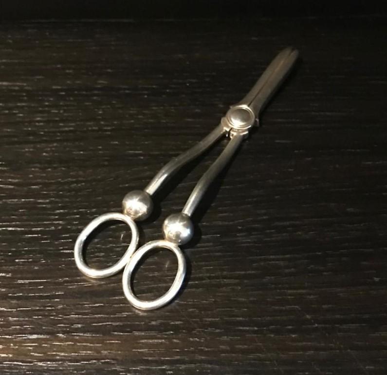 Presenting for sale a beautifully crafted Mappin & Webb Silver Plated pair of fully working Grape Scissors

These incredibly stylish Art Deco Grape Scissors Shears with Oval handles and Ball details are super modern even now for their over 100 year