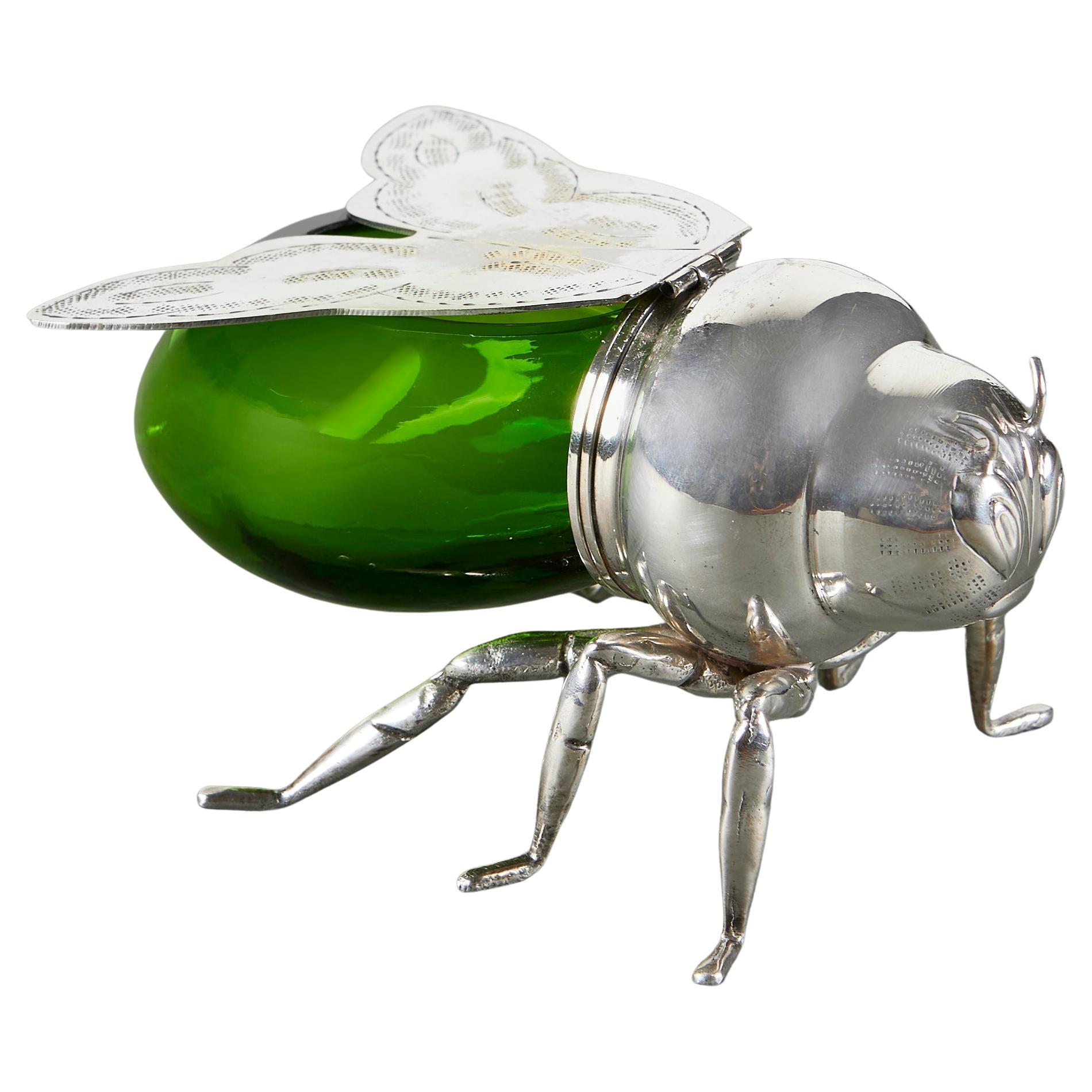 Un vaso da miele in argento e vetro verde di Mappin & Webb.