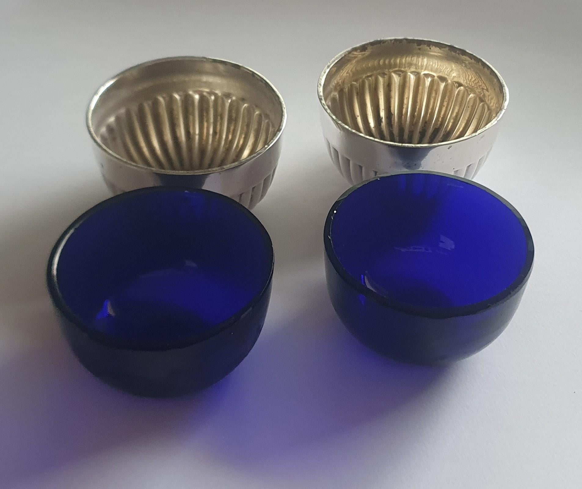 Salero y pimentero Mappin & Webb de plata de ley y cristal azul fechados en 1919 en venta 2