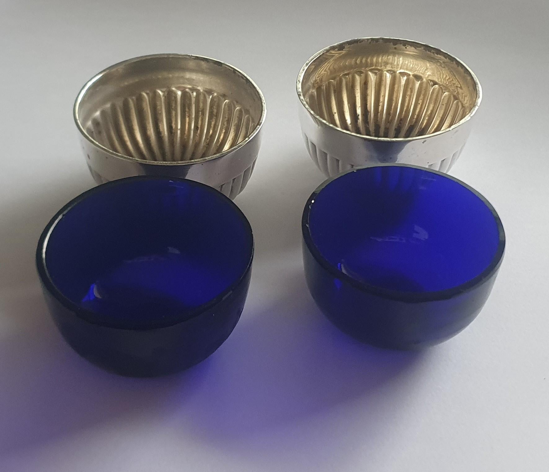 Salero y pimentero Mappin & Webb de plata de ley y cristal azul fechados en 1919 en venta 3