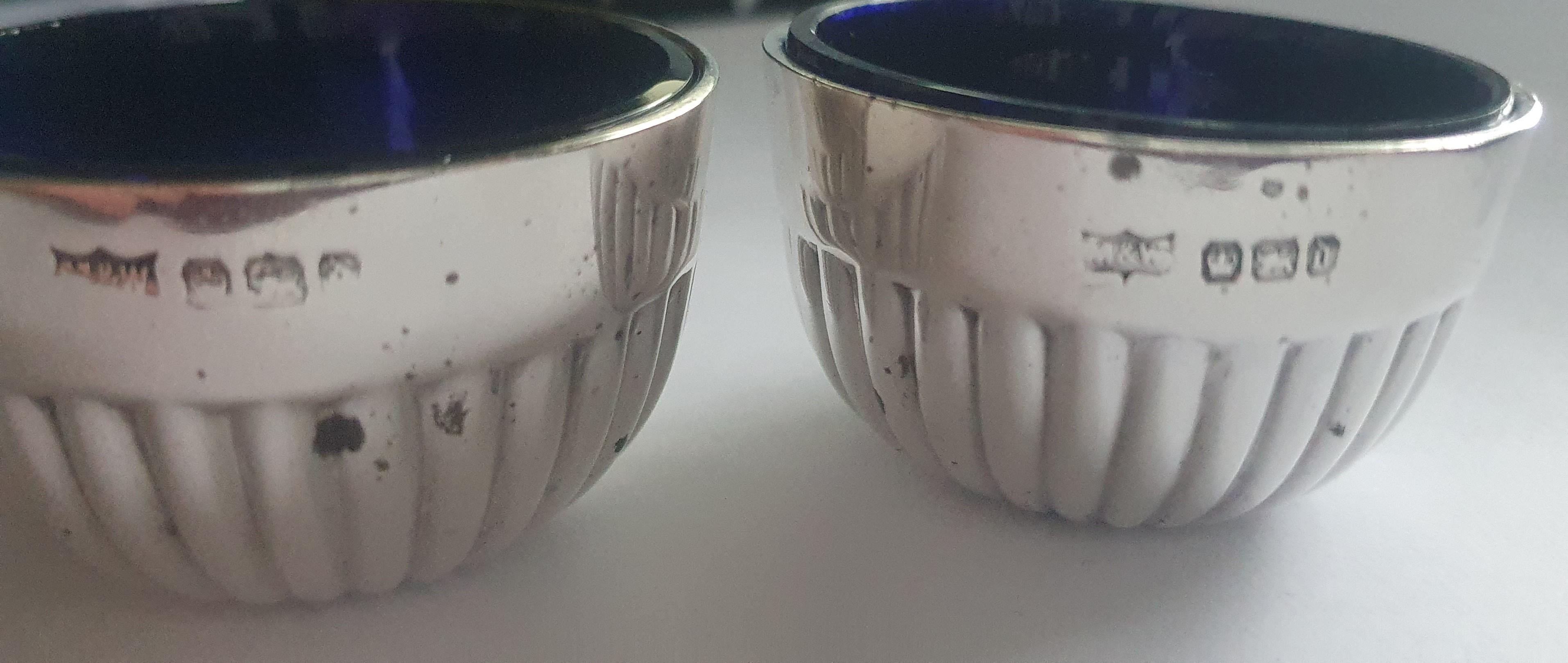 Salero y pimentero Mappin & Webb de plata de ley y cristal azul fechados en 1919 en venta 5