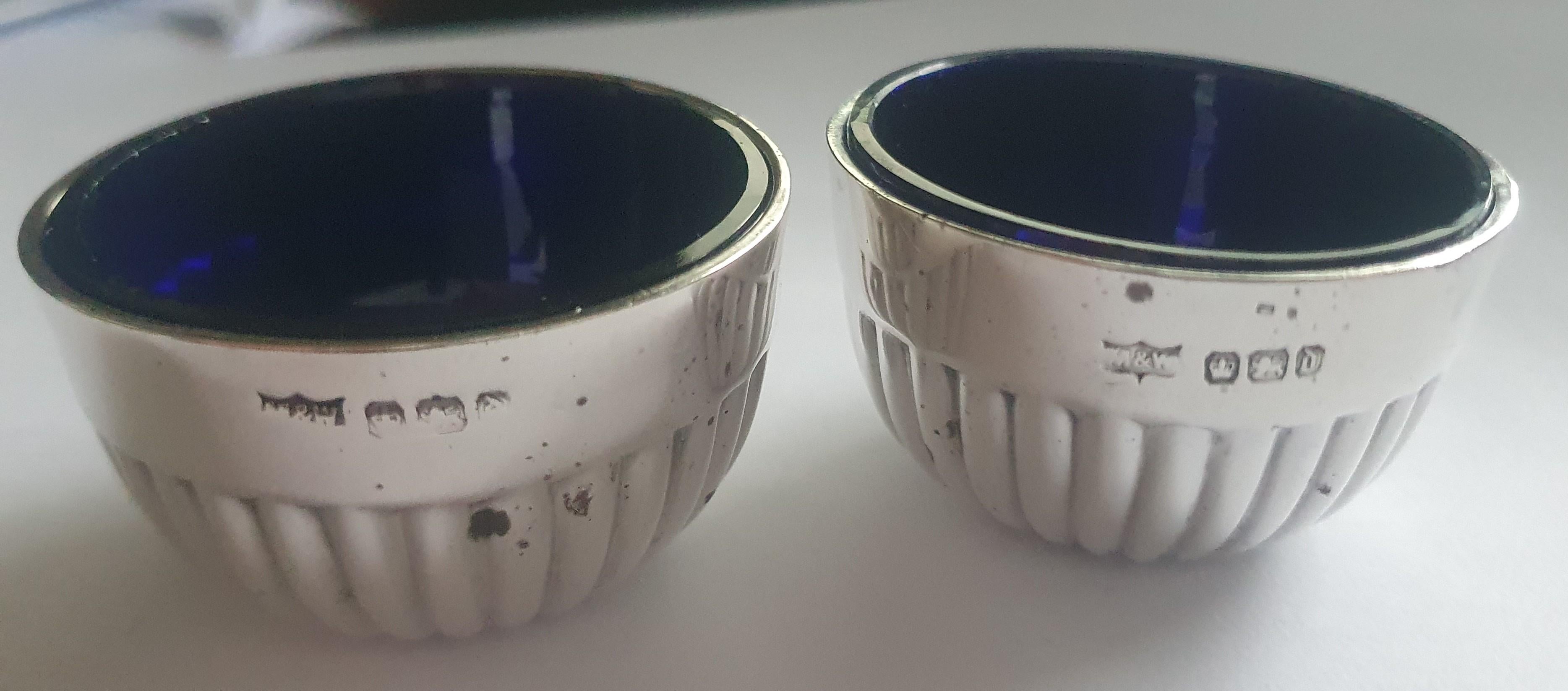 Salero y pimentero Mappin & Webb de plata de ley y cristal azul fechados en 1919 en venta 6