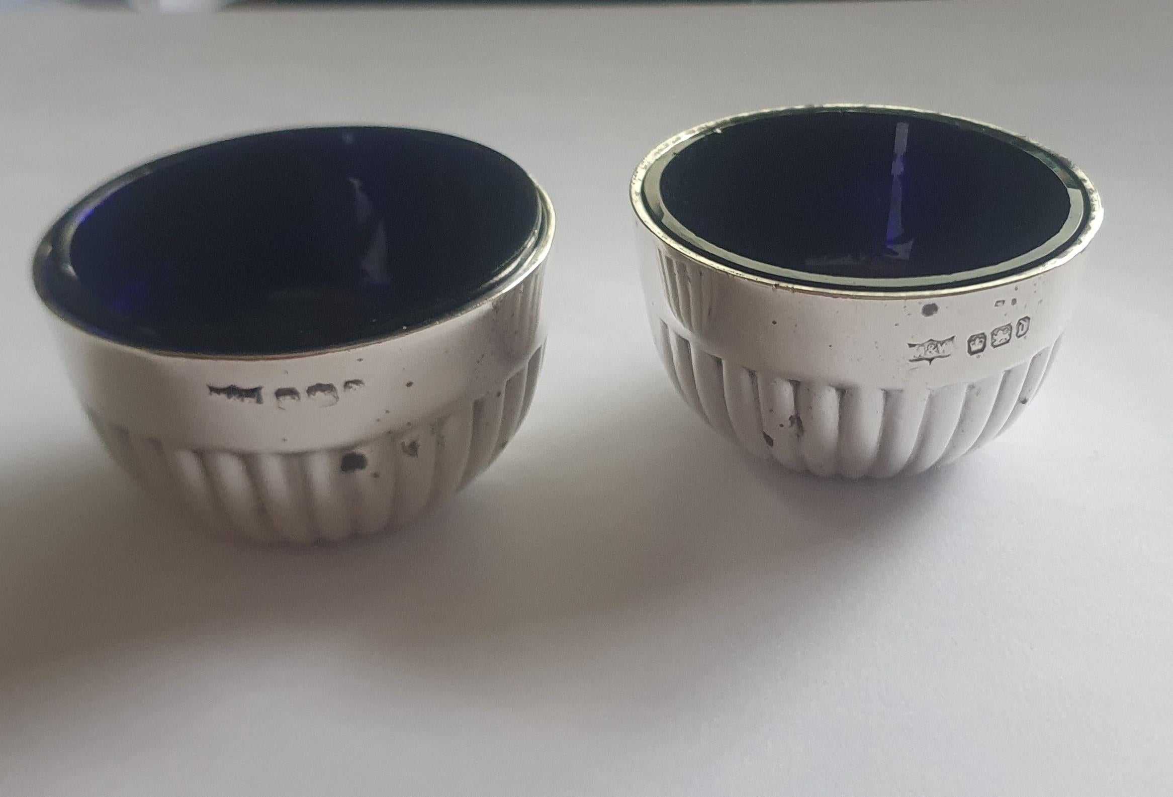 Salero y pimentero Mappin & Webb de plata de ley y cristal azul fechados en 1919 en venta 7