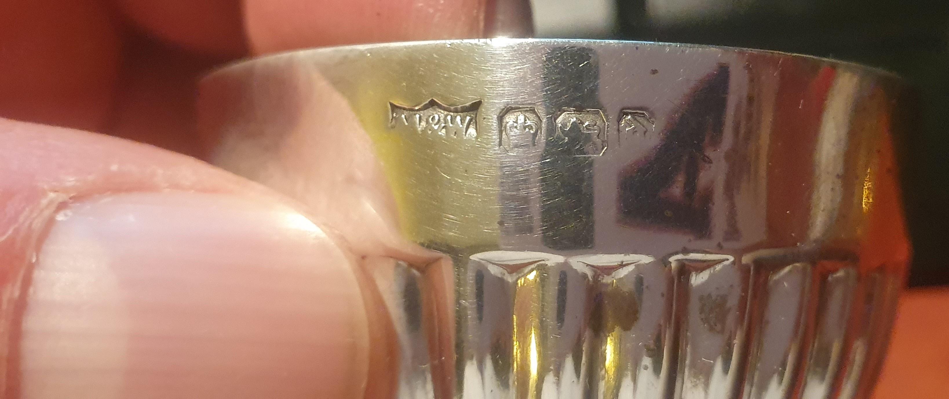 Salero y pimentero Mappin & Webb de plata de ley y cristal azul fechados en 1919 en venta 8