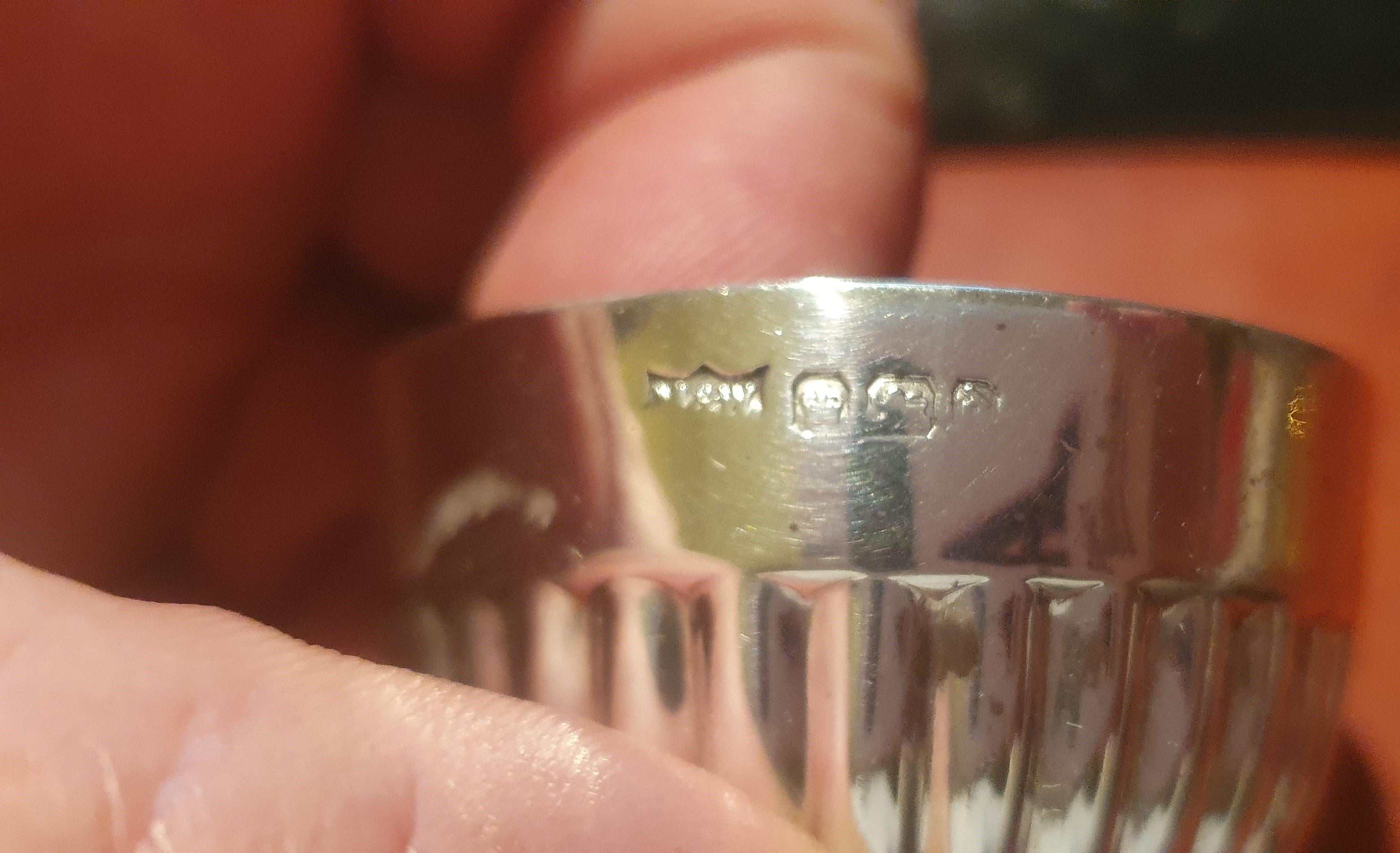Salero y pimentero Mappin & Webb de plata de ley y cristal azul fechados en 1919 en venta 9