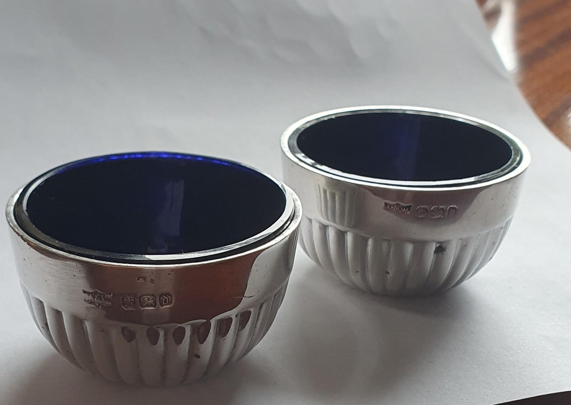 Salero y pimentero Mappin & Webb de plata de ley y cristal azul fechados en 1919 en venta 11