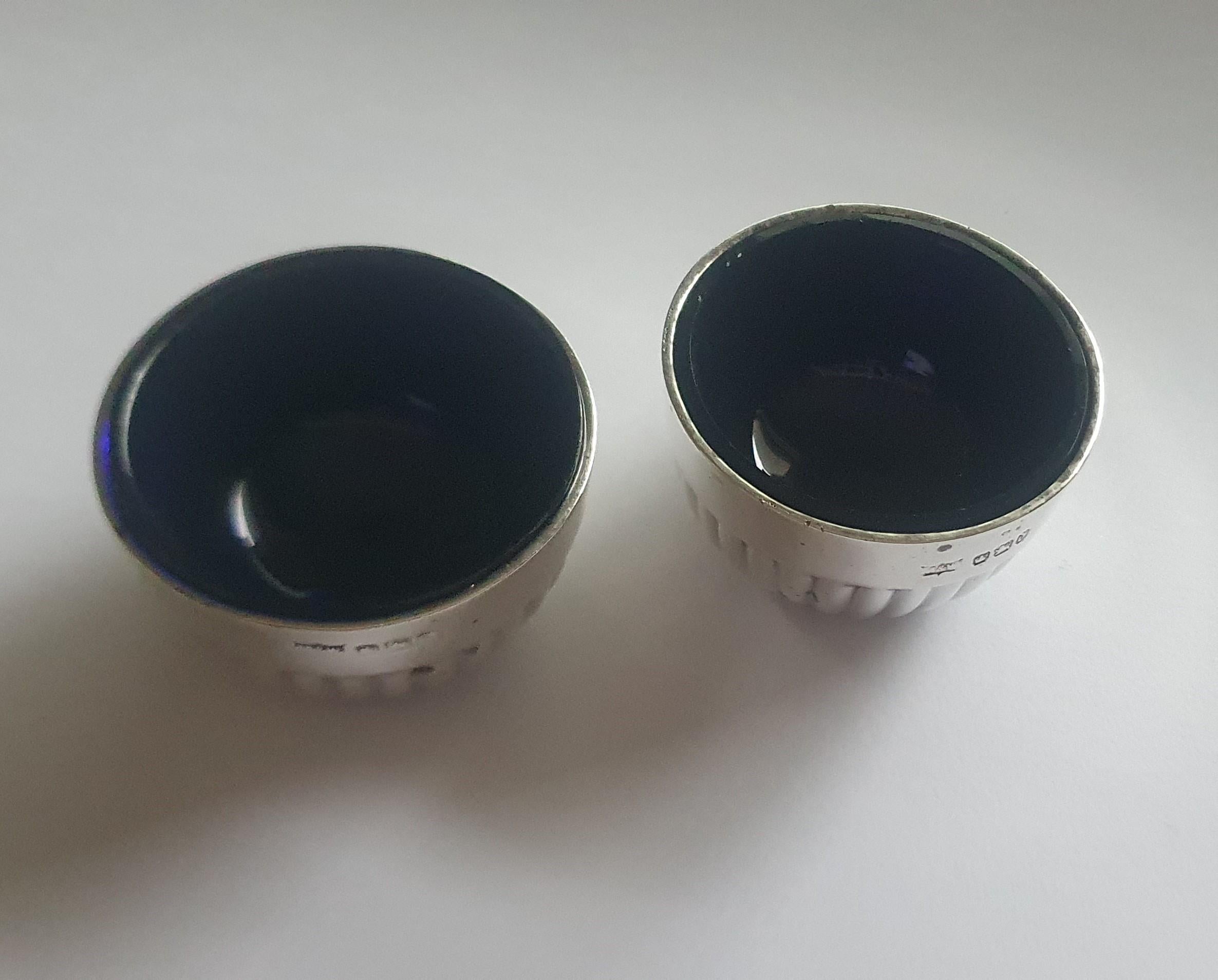 Salero y pimentero Mappin & Webb de plata de ley y cristal azul fechados en 1919 Art Decó en venta