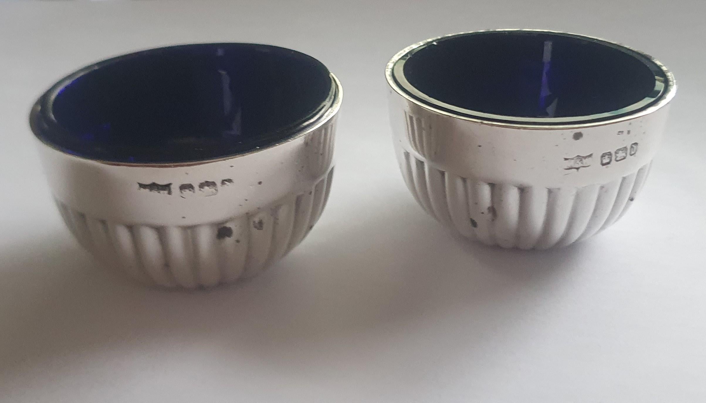 Salero y pimentero Mappin & Webb de plata de ley y cristal azul fechados en 1919 Británico en venta