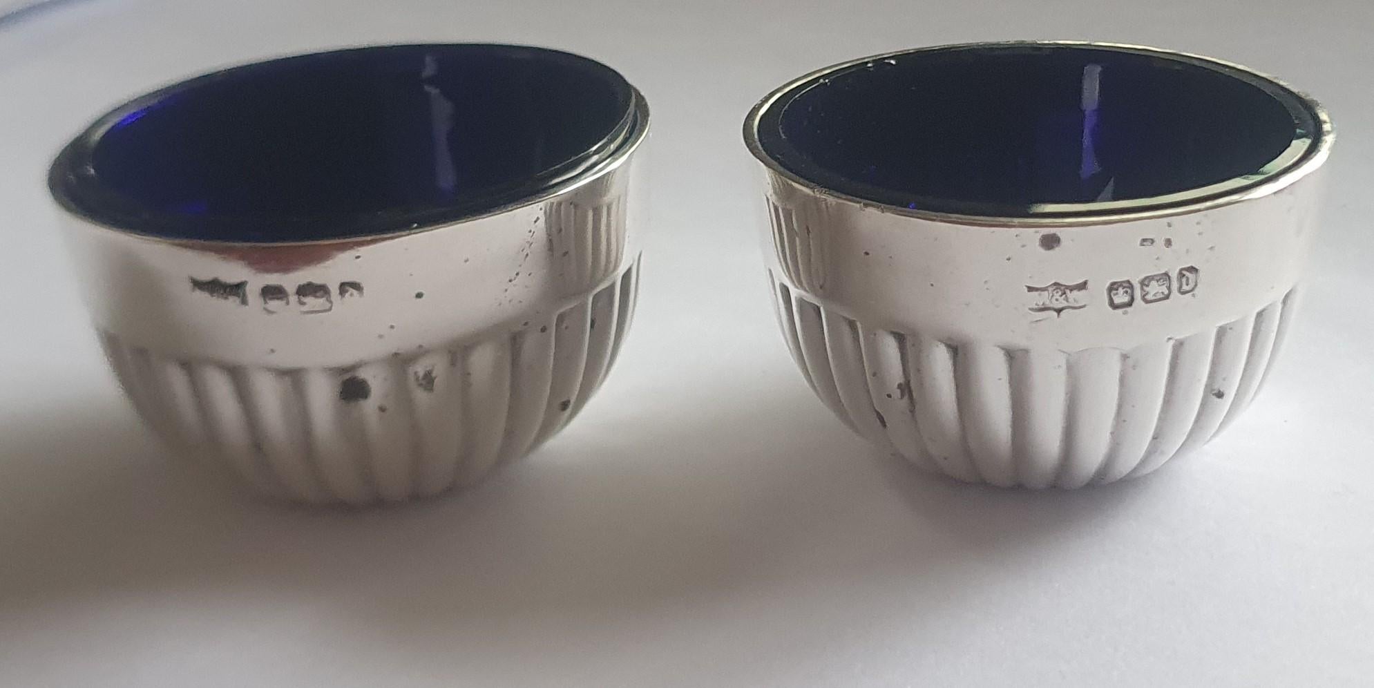 Salero y pimentero Mappin & Webb de plata de ley y cristal azul fechados en 1919 Metalistería en venta