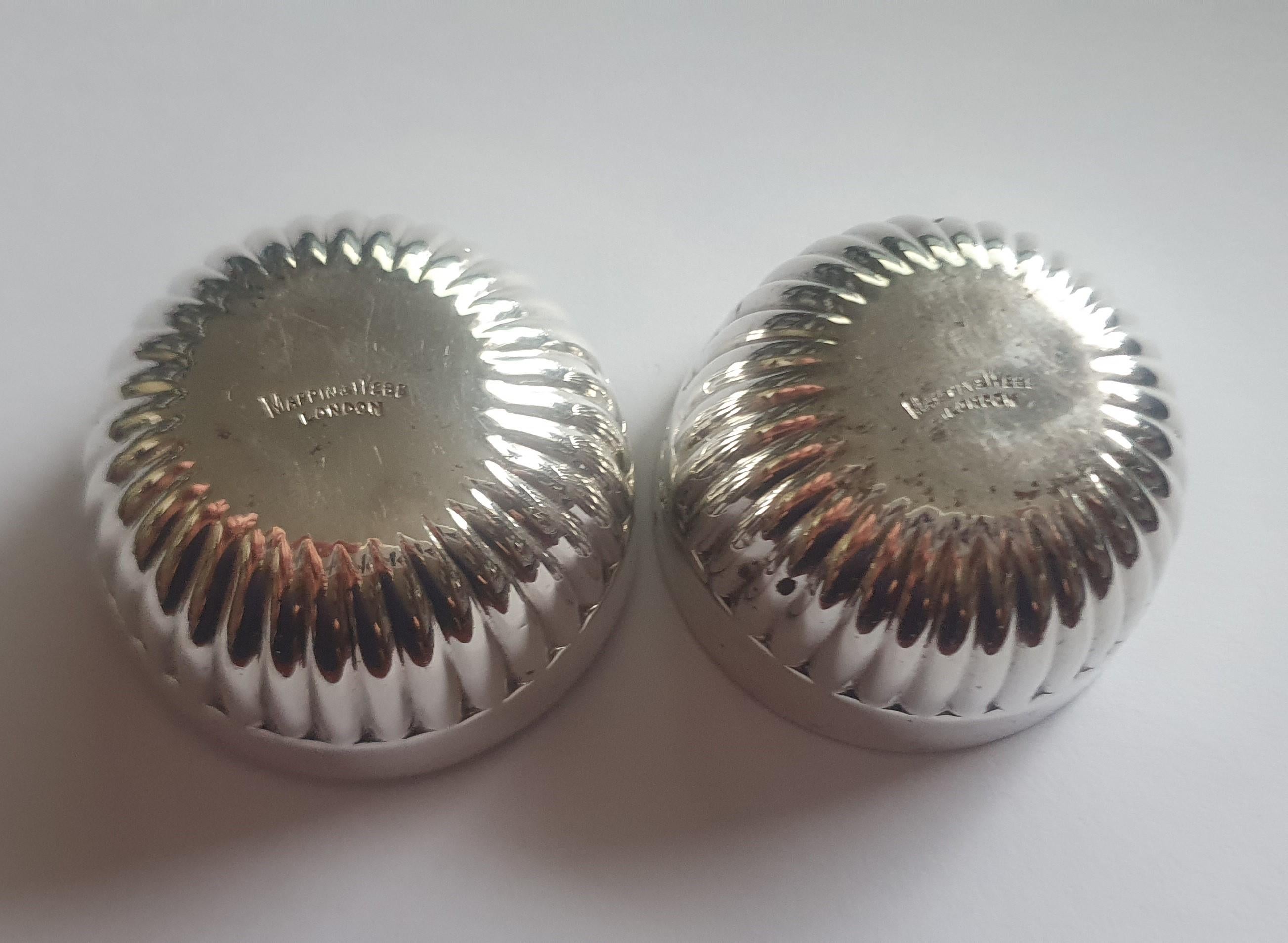 Salero y pimentero Mappin & Webb de plata de ley y cristal azul fechados en 1919 en Bueno estado para la venta en London, GB