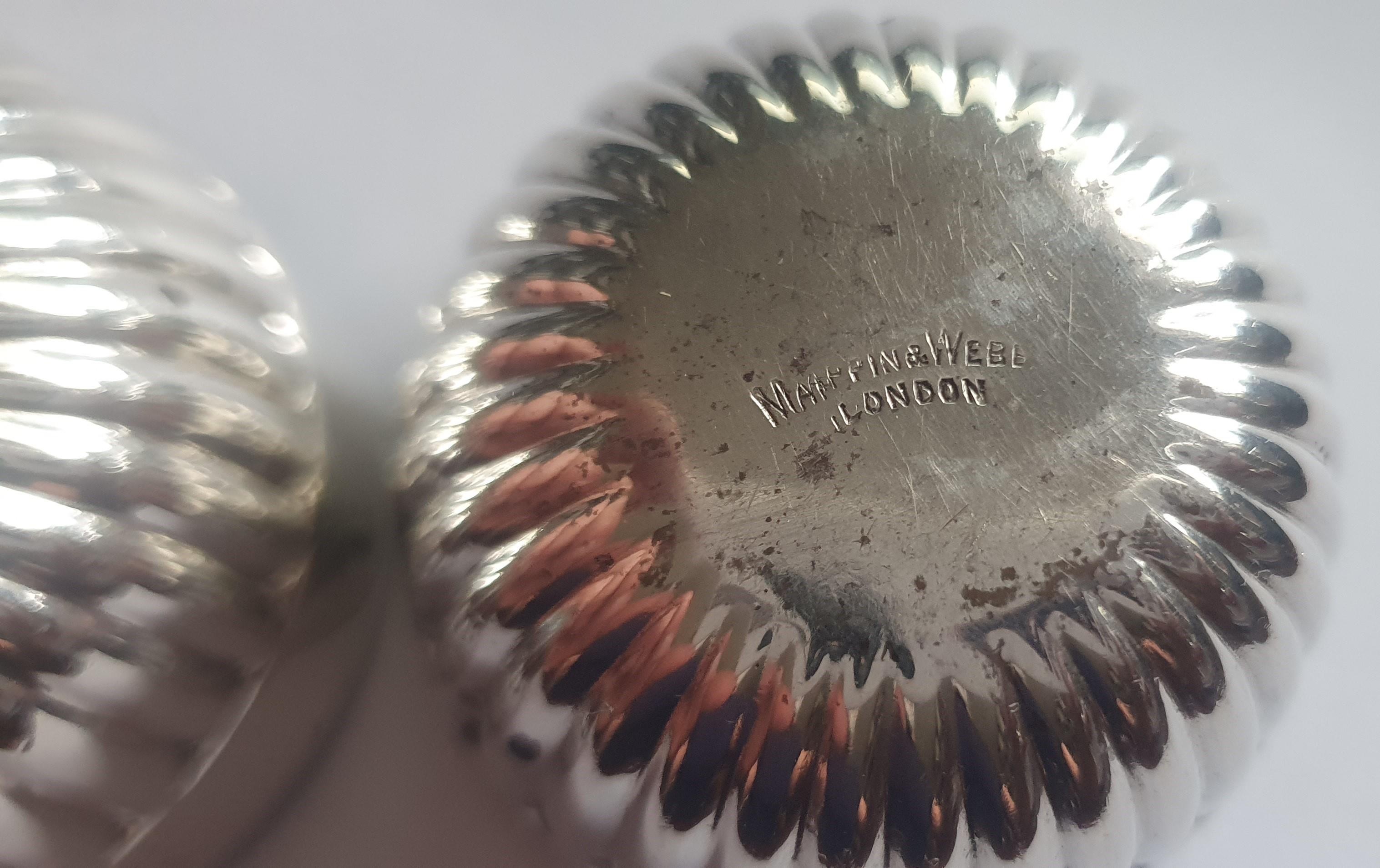Salero y pimentero Mappin & Webb de plata de ley y cristal azul fechados en 1919 principios del siglo XX en venta