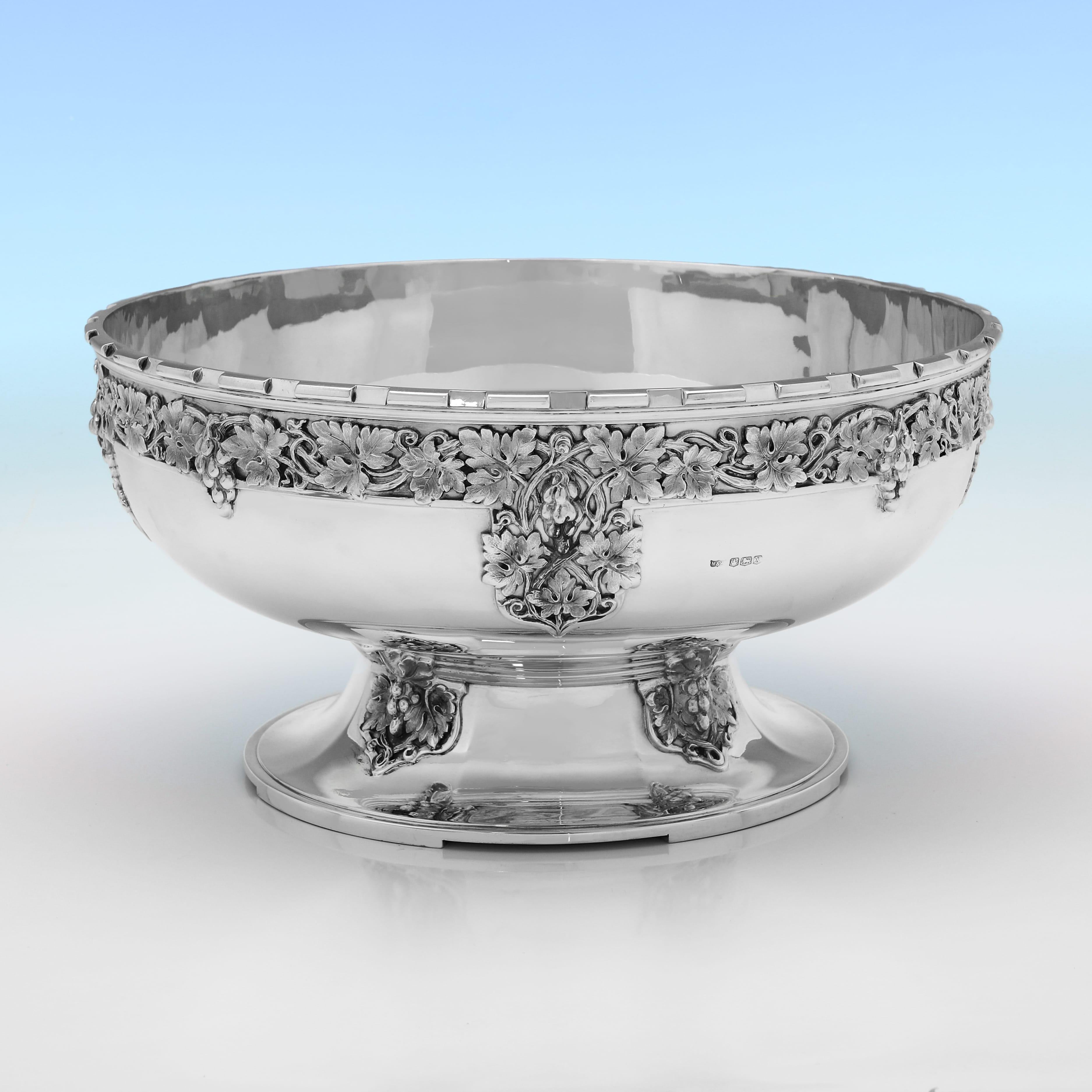Con marchio a Sheffield nel 1940 da Mappin & Webb, questa attraente ciotola in argento sterling del periodo Giorgio VI presenta decorazioni a vite e uva applicate sul corpo e sul piede e un bordo sagomato. La ciotola misura 6,5