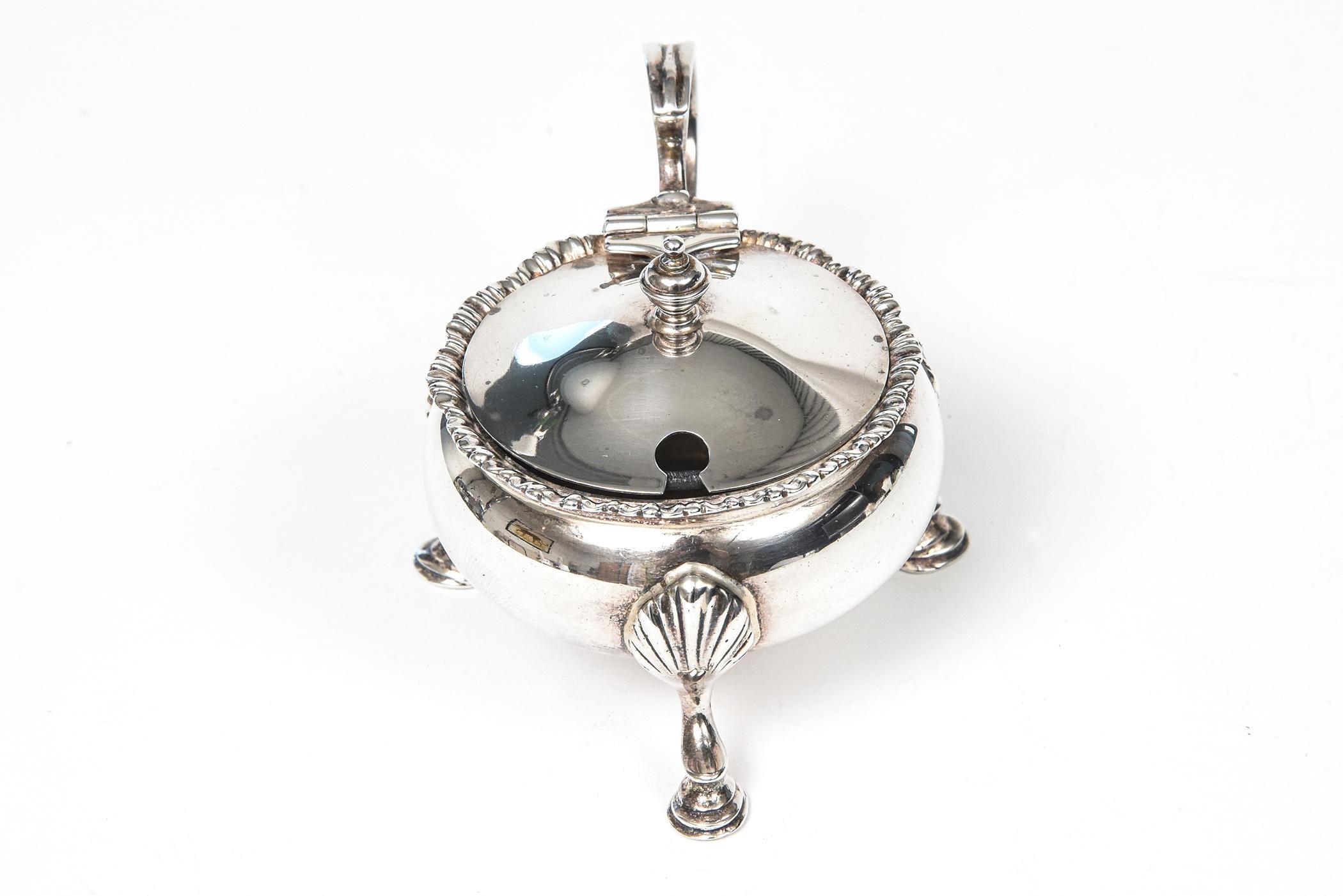 Anglais Mappin & Webb Pot  moutarde sur pied en argent sterling avec revtement en verre, vers 1929 en vente