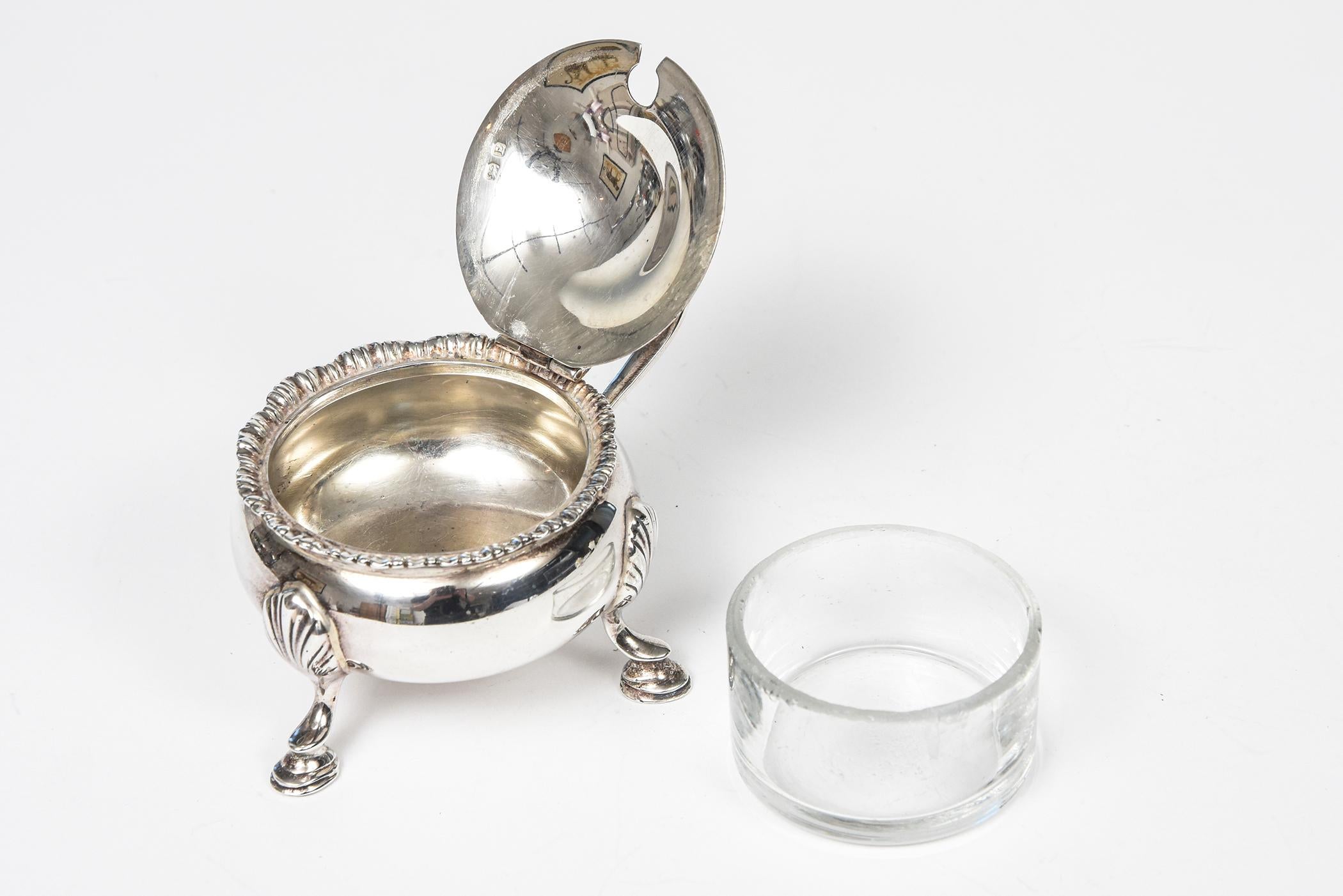 Mappin & Webb Sterling Silver Footed Mustard Pot with Glass Liner, Circa 1929 In Good Condition For Sale In Miami Beach, FL