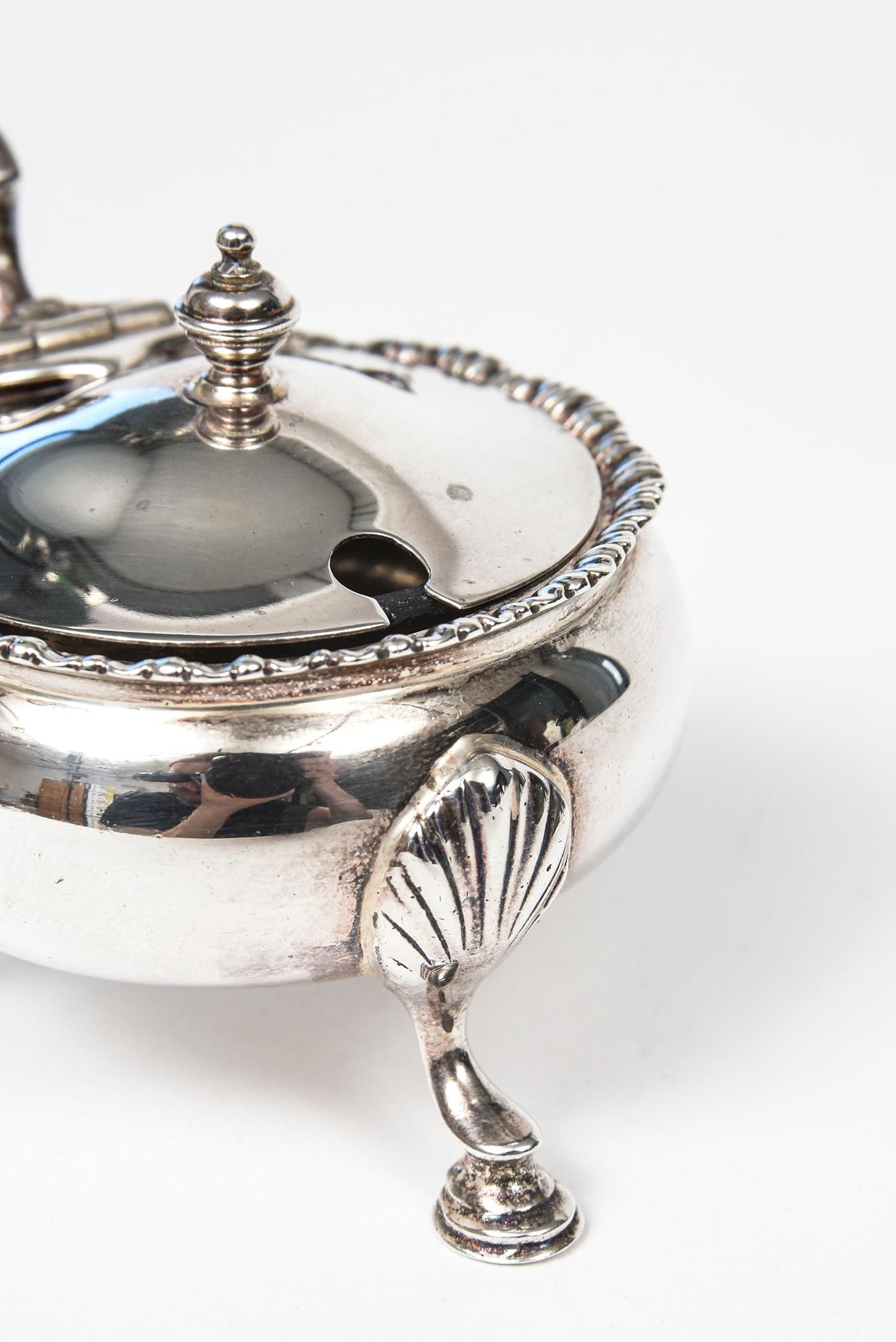 Mappin & Webb Sterling Silver Footed Mustard Pot with Glass Liner, Circa 1929 For Sale 2