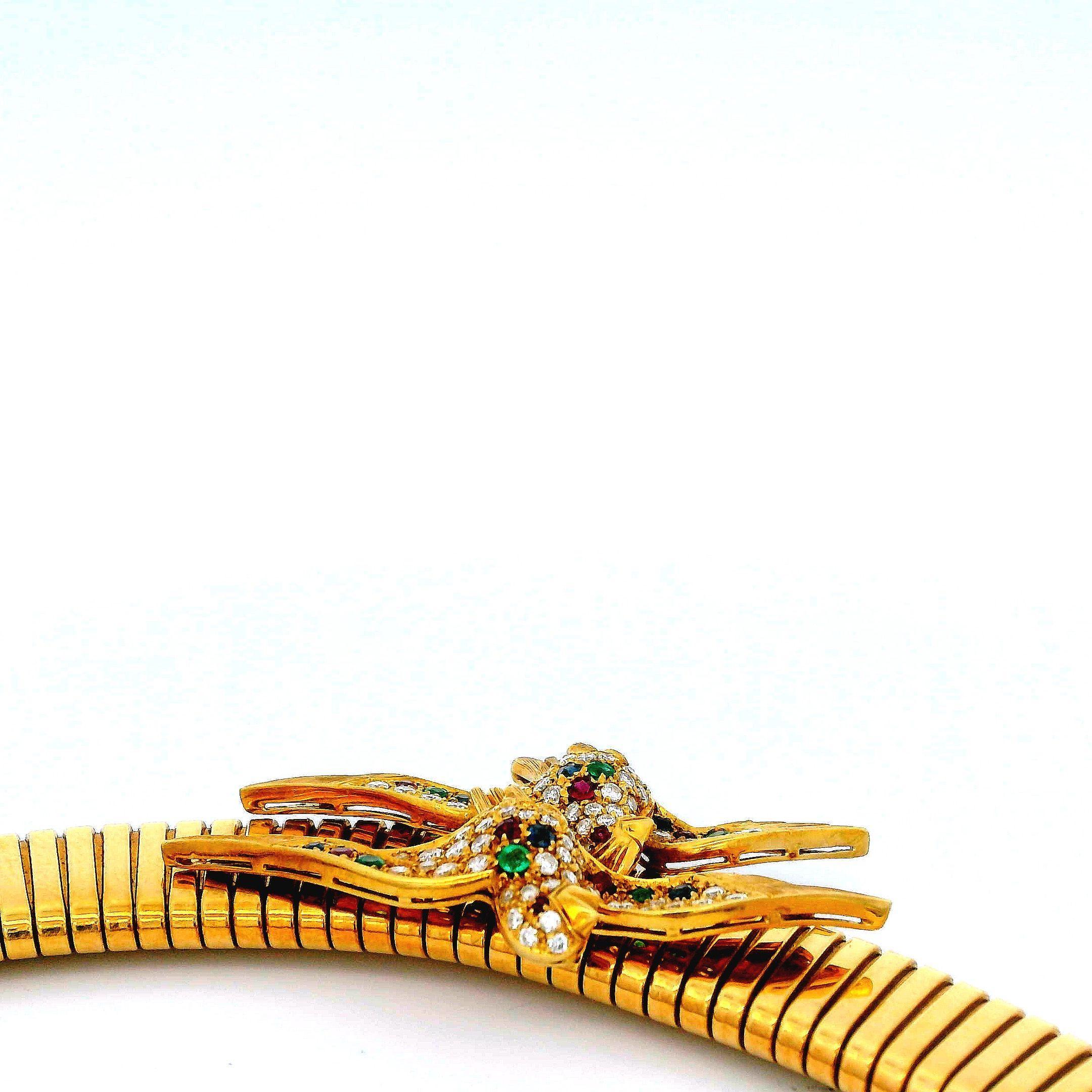 Diese auffällige, 1970 von Mappin & Webb gefertigte Halskette besticht durch ein fesselndes Design mit zwei detailreichen Vögeln im Flug. Jeder Vogel ist mit einer Reihe weißer Diamanten von insgesamt 1,4 Karat und leuchtend blauen Saphiren