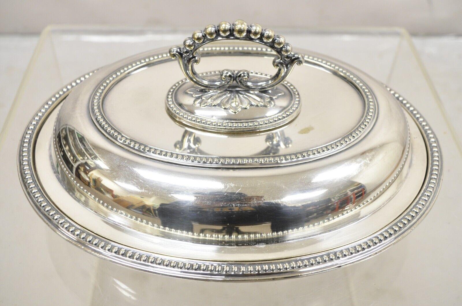 Antique Mappin & Webb's Prince's Plate English Sheffield Silver Plated Covered Serving Dish. L'objet est doté d'une poignée amovible ornée, d'une forme ovale et d'un poinçon d'origine. Circa Early 20th Century. Dimensions : 6