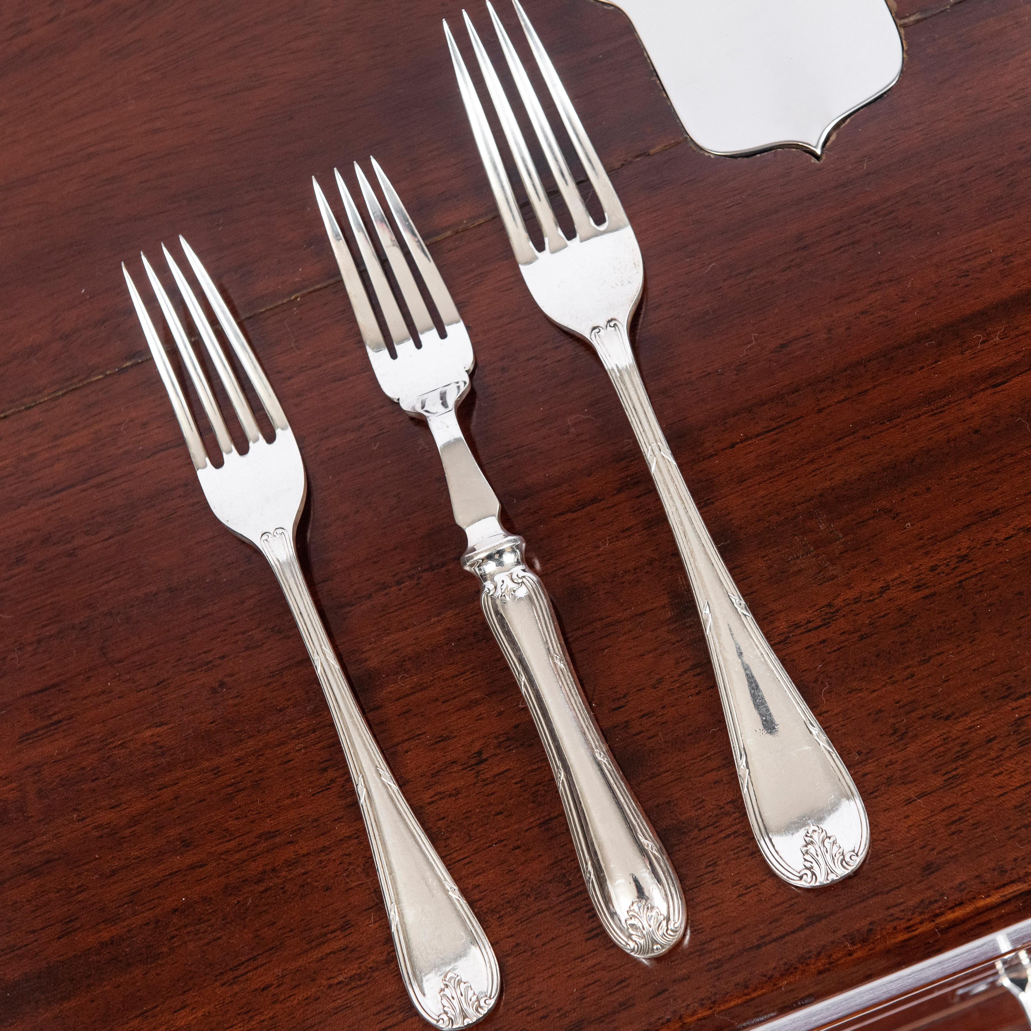 Mappin & Webb Cutlery Set for 12 People. England, Early 20th Century For Sale 4
