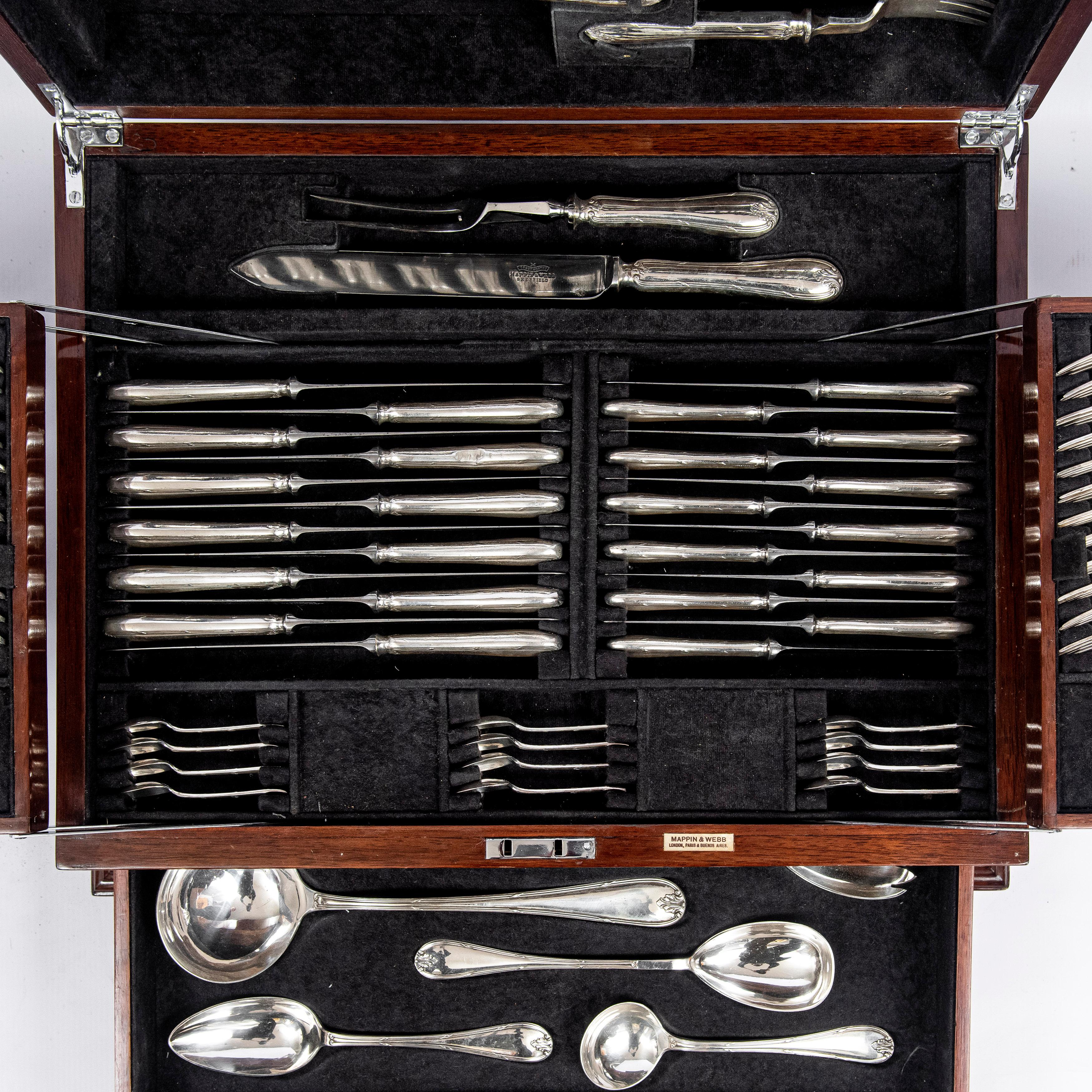 Mappin & Webb Cutlery Set for 12 People. England, Early 20th Century In Good Condition For Sale In Buenos Aires, Buenos Aires