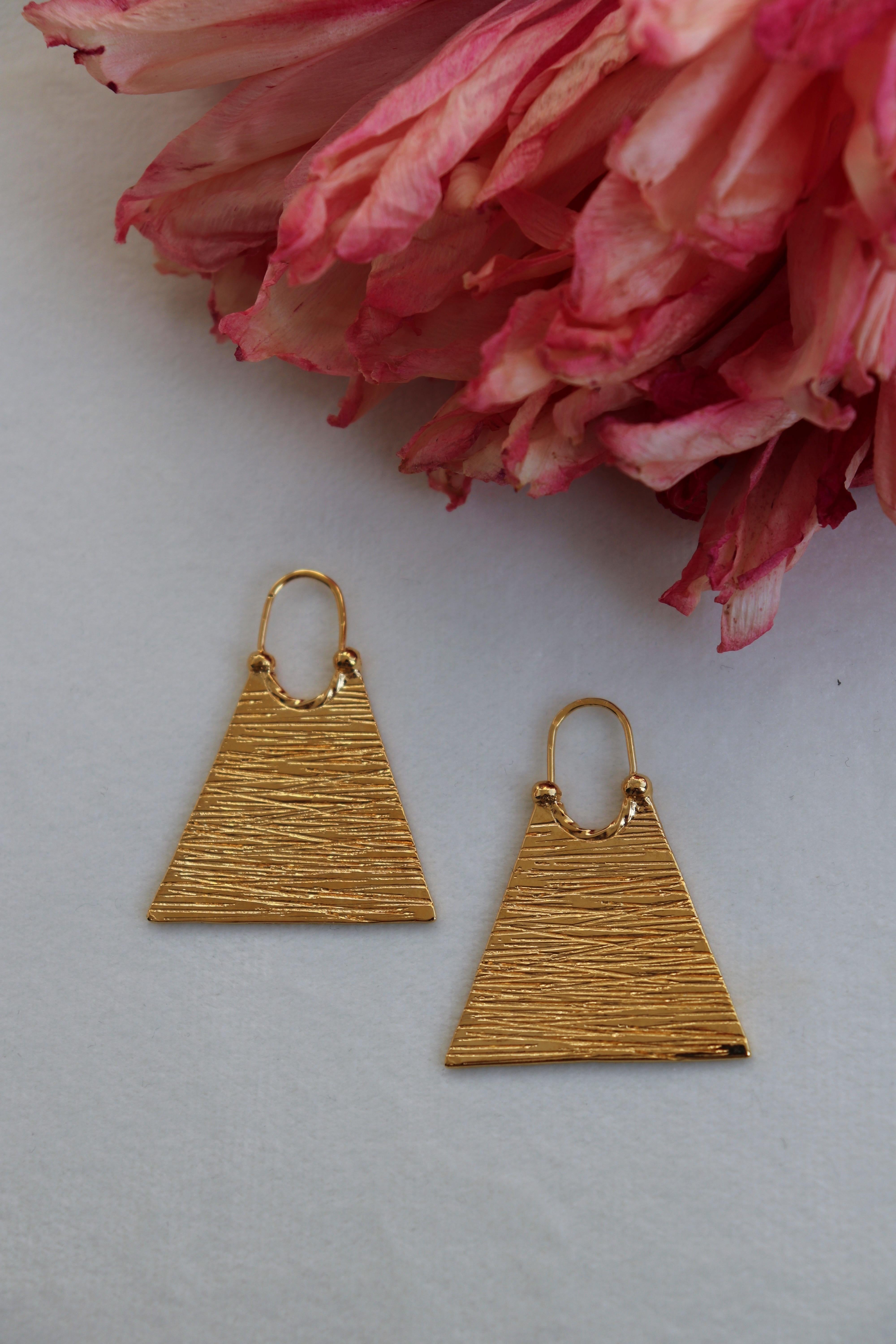Mapuche Earrings are handmade of 24ct gold-plated bronze and the ear pin made of silver to avoid any possible allergies. 

The Mapuche people - ‘People of the Earth’- are the largest indigenous inhabitants of Chile and Argentina. Starting