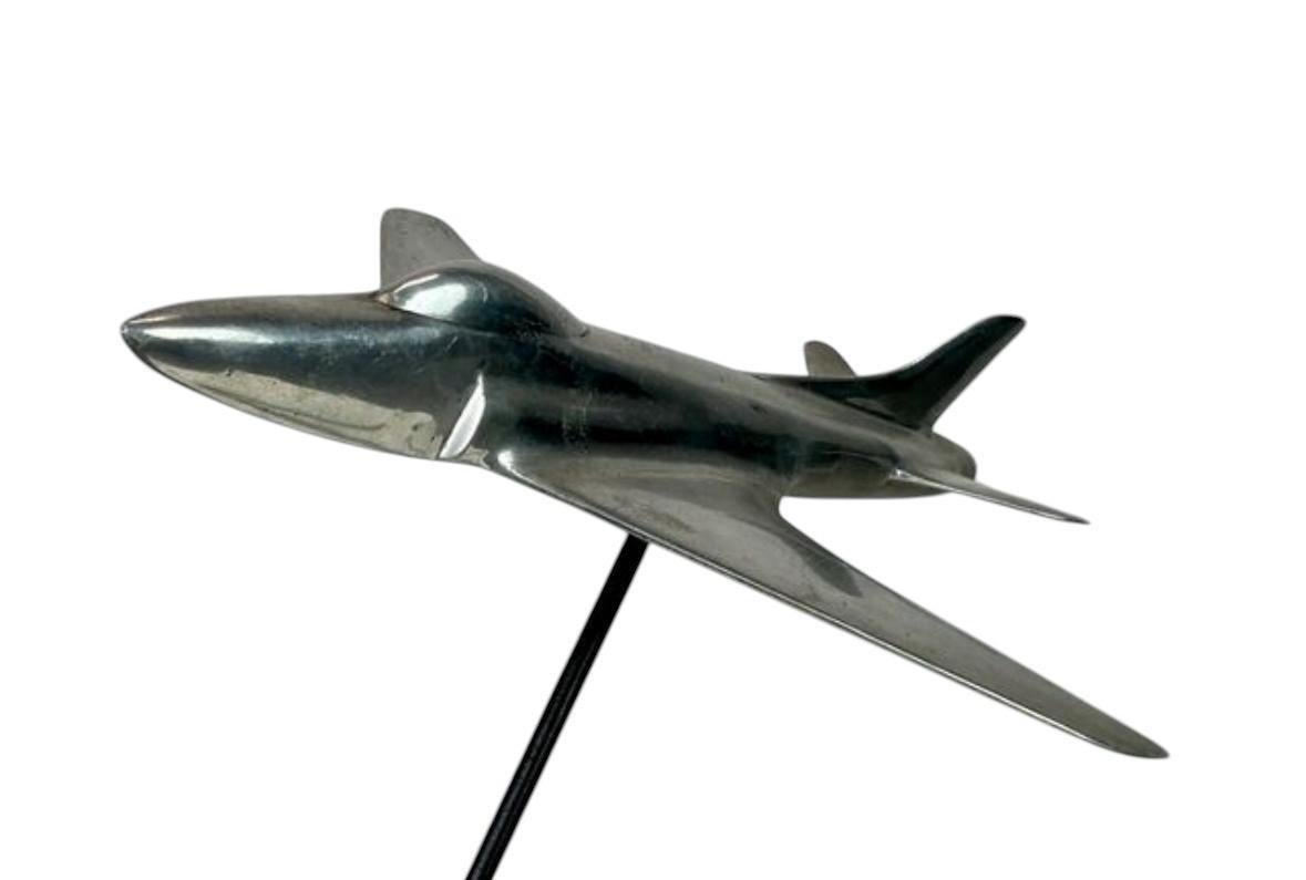 Maqueta de avión vintage en acero cromado, sobre peana de hierro 