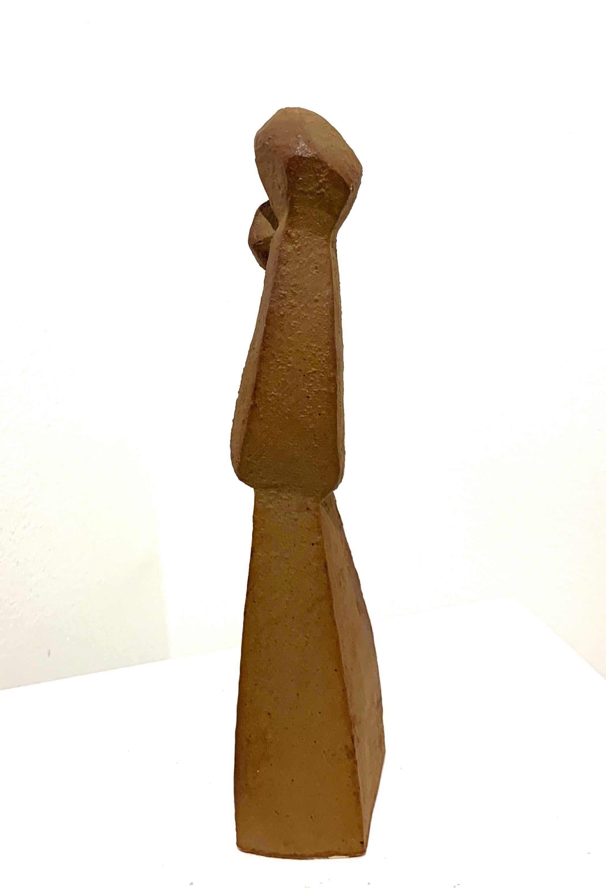 Maquette mit Galerie-Etikett, das den Namen des Künstlers als Ulrikha Marseen ausweist, Nummer 9081. Keramik mit ockerfarbener Glasur mit Steinstruktur.