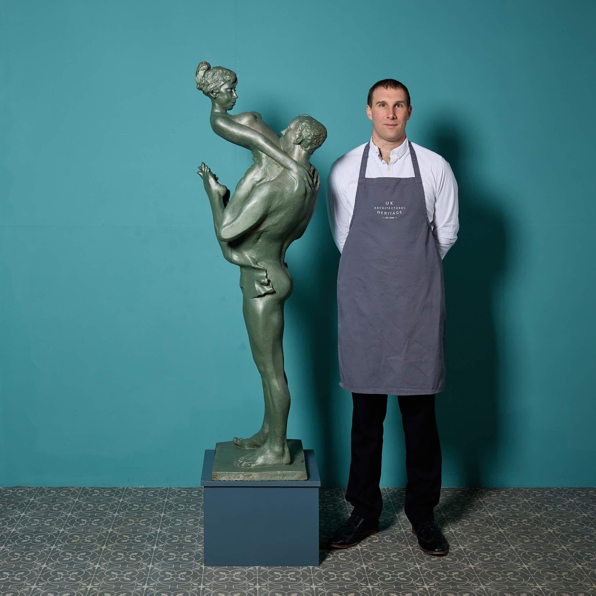 Una maquette in resina patinata intitolata 