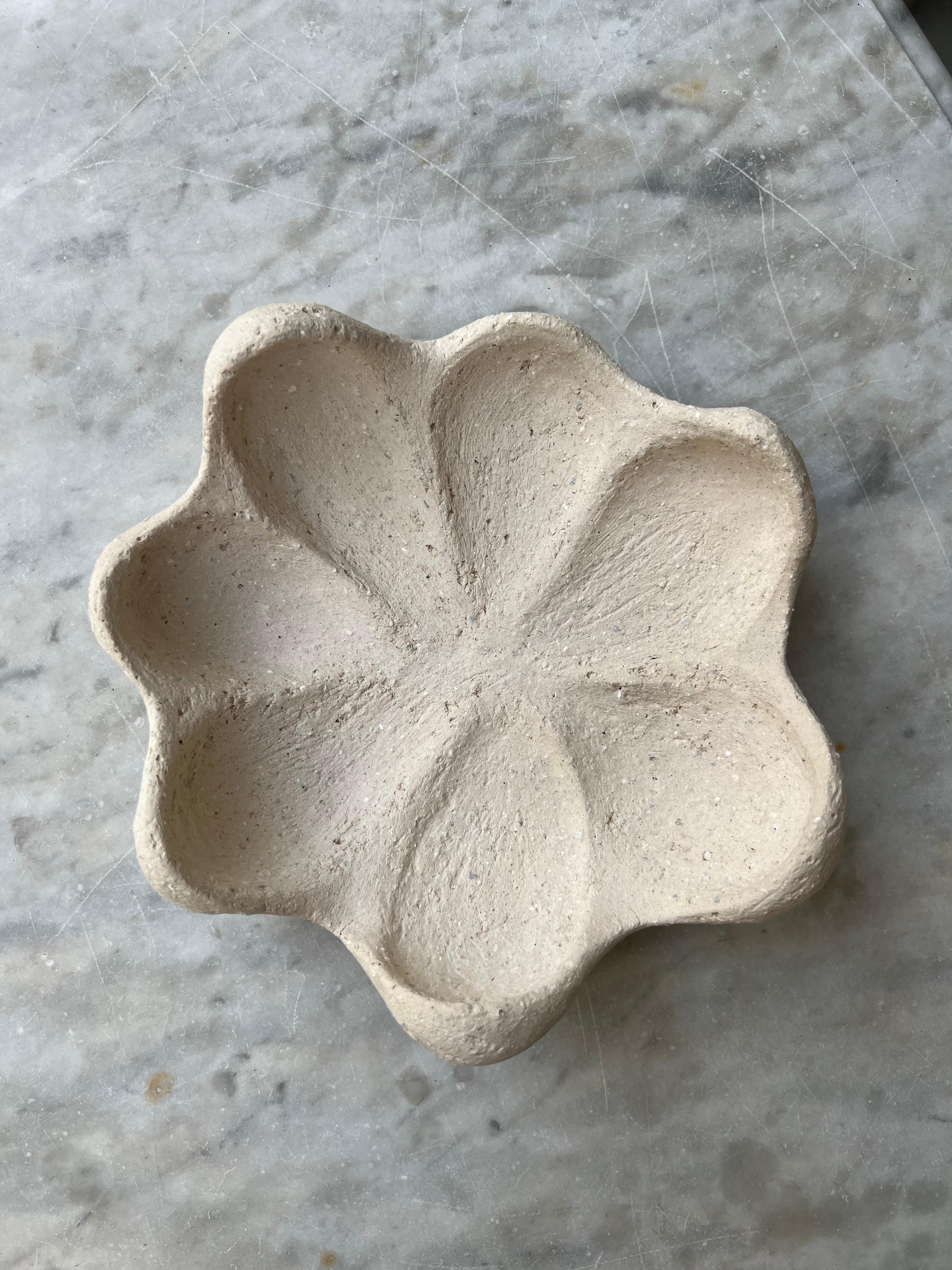 Placa Maquis 1 de Güler Elçi
Dimensiones: D 19 x A 7 cm
Materiales: Cerámica de gres.

Güler Elçi es un artista ceramista afincado en Estambul. A la luz de su carrera de ingeniería, considera la cerámica como un material y le gusta ampliar los