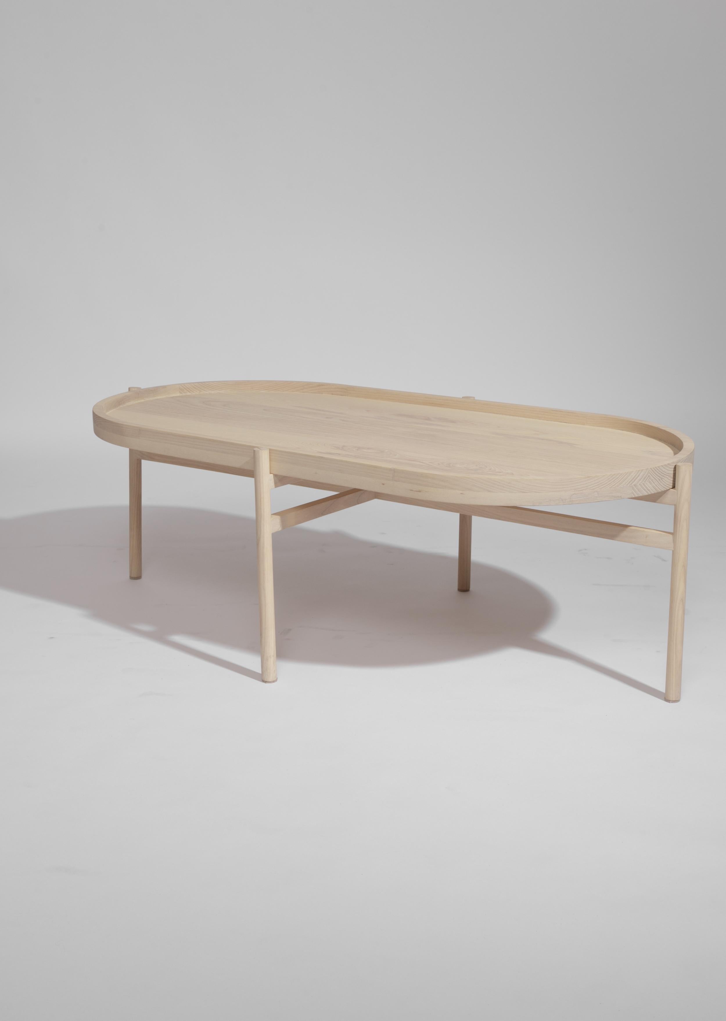 The Mar coffee table, with contemporary style, was designed from the interaction and conversation that arise around a central table. This piece of furniture was born to smooth the interaction between the people around the table. Its solid wood