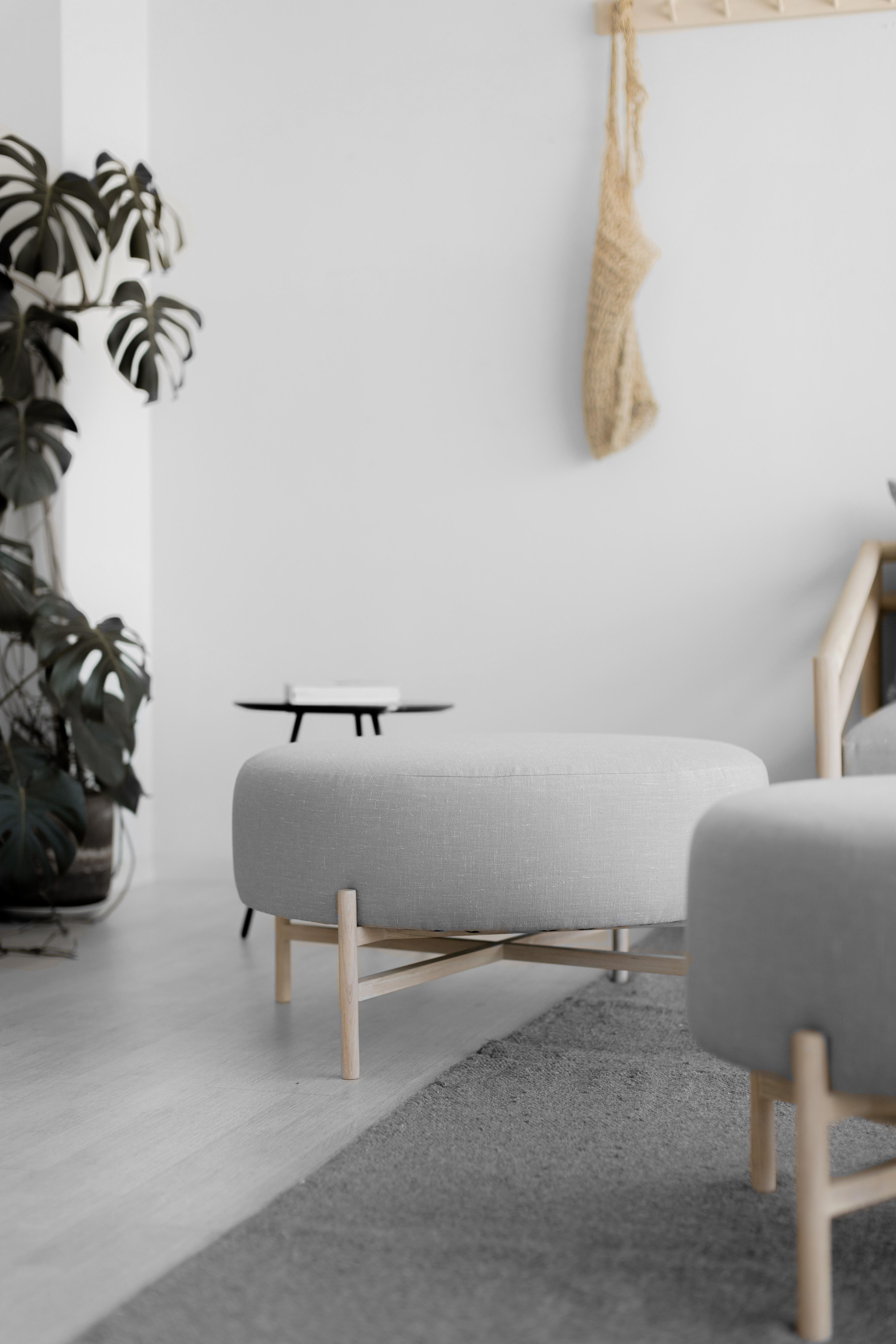The Mar Ottoman is a distinguished piece by its simplicity and versatility that allows it to be a great complement to any space. It is composed of solid wood and upholstery, which makes it a very cozy piece of furniture. Its neutral colors and