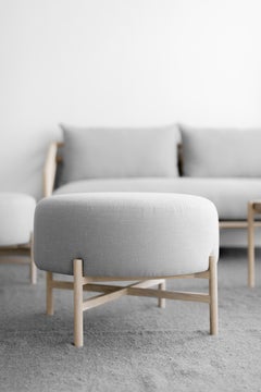 Kleiner Ottomane aus Mar-Polsterung und Eschenholz