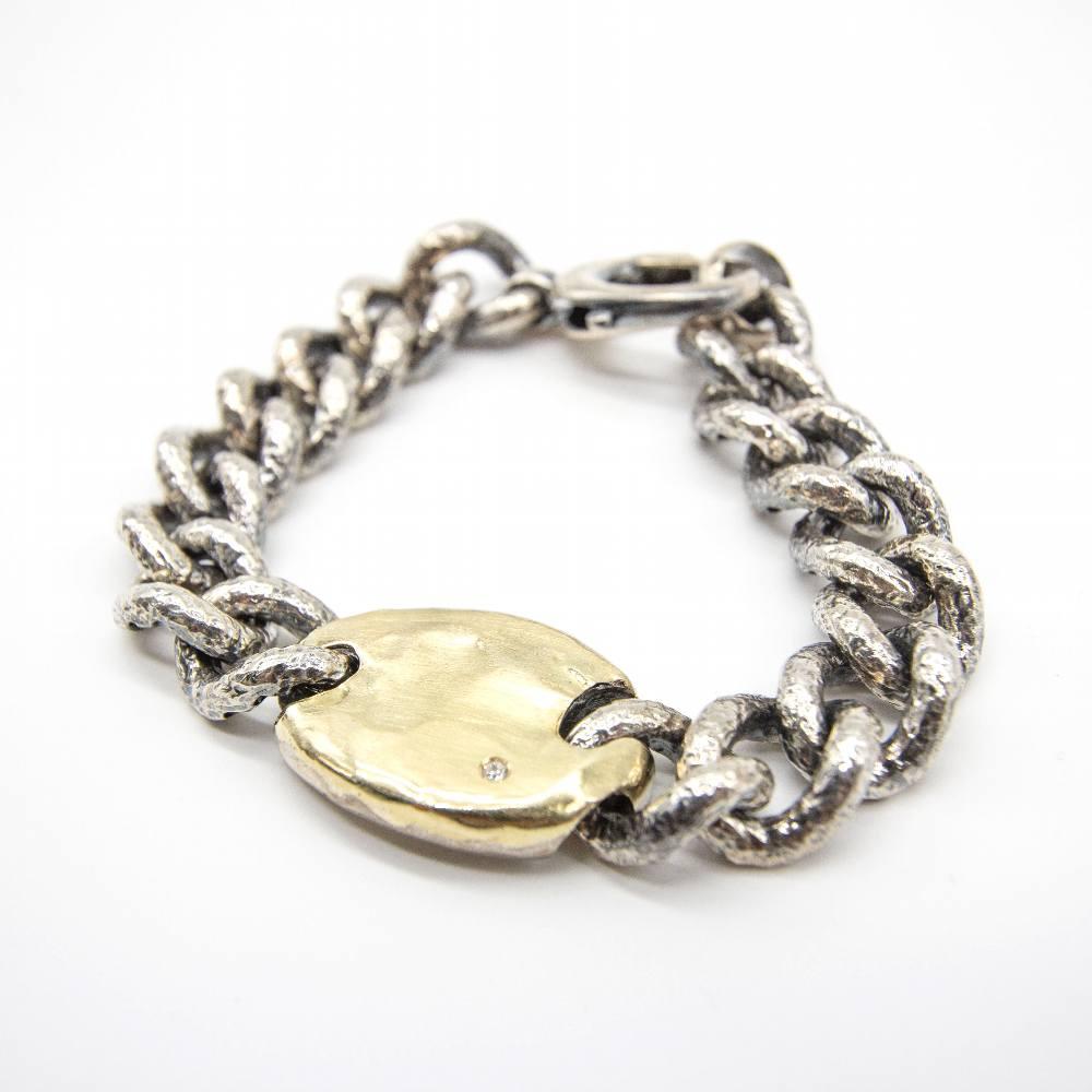 Pulsera unisex de la colección MARA, cadena barbada con acabado martillado : 1x Diamantes talla brillante con un peso de 0,03ct : Eslabones de oro amarillo de 18K y plata 925 : 67,06 gramos : Maciza : 20cm de largo : Cierre de mosquetón : Medidas :