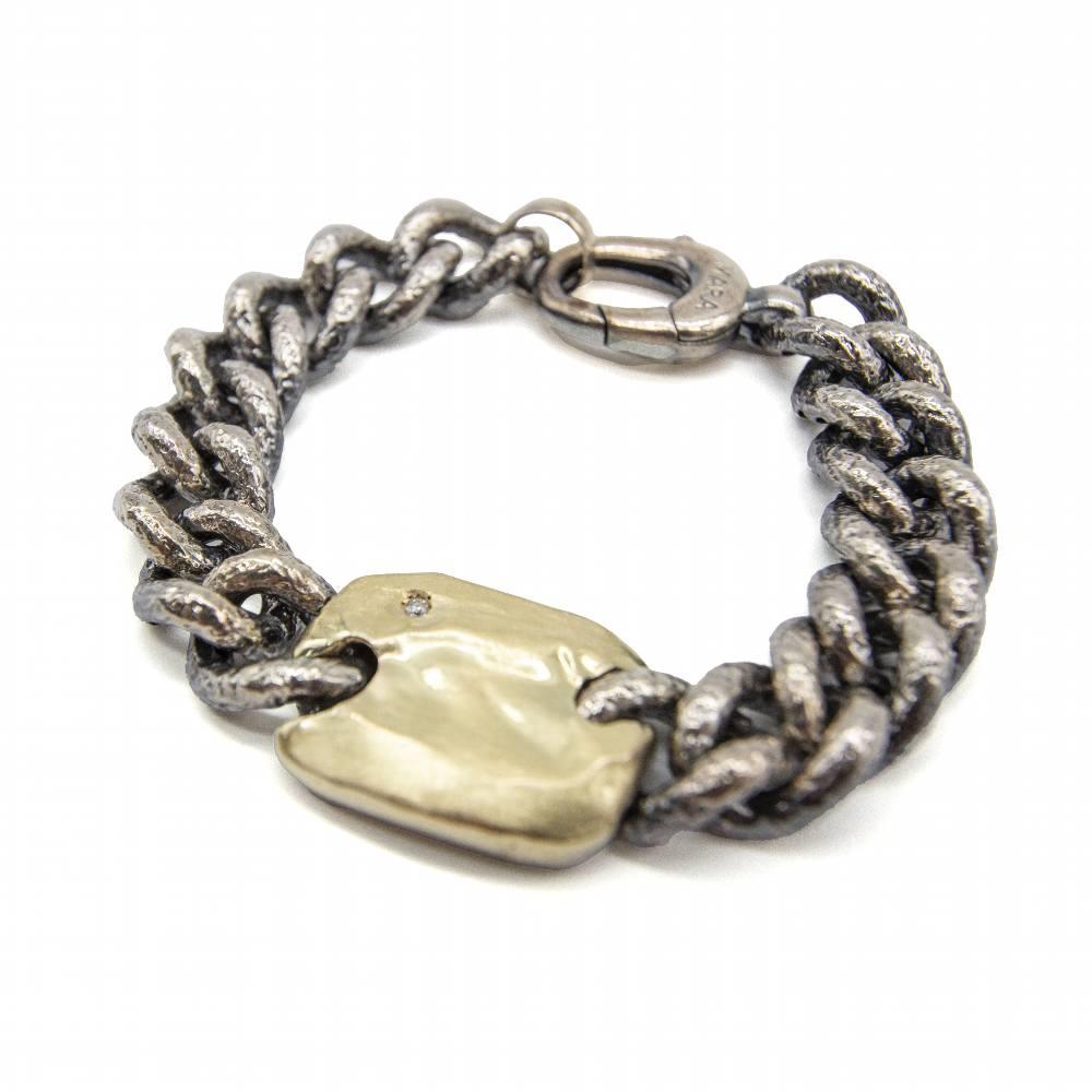 Bracciale unisex della collezione MARA, catena a barba con finitura martellata : 1x Diamanti taglio Brilliant del peso di 0,03ct : Maglie in oro giallo 18K e argento 925 : 67,68 grammi : Solido : 20cm di lunghezza : Chiusura a moschettone : Misure:
