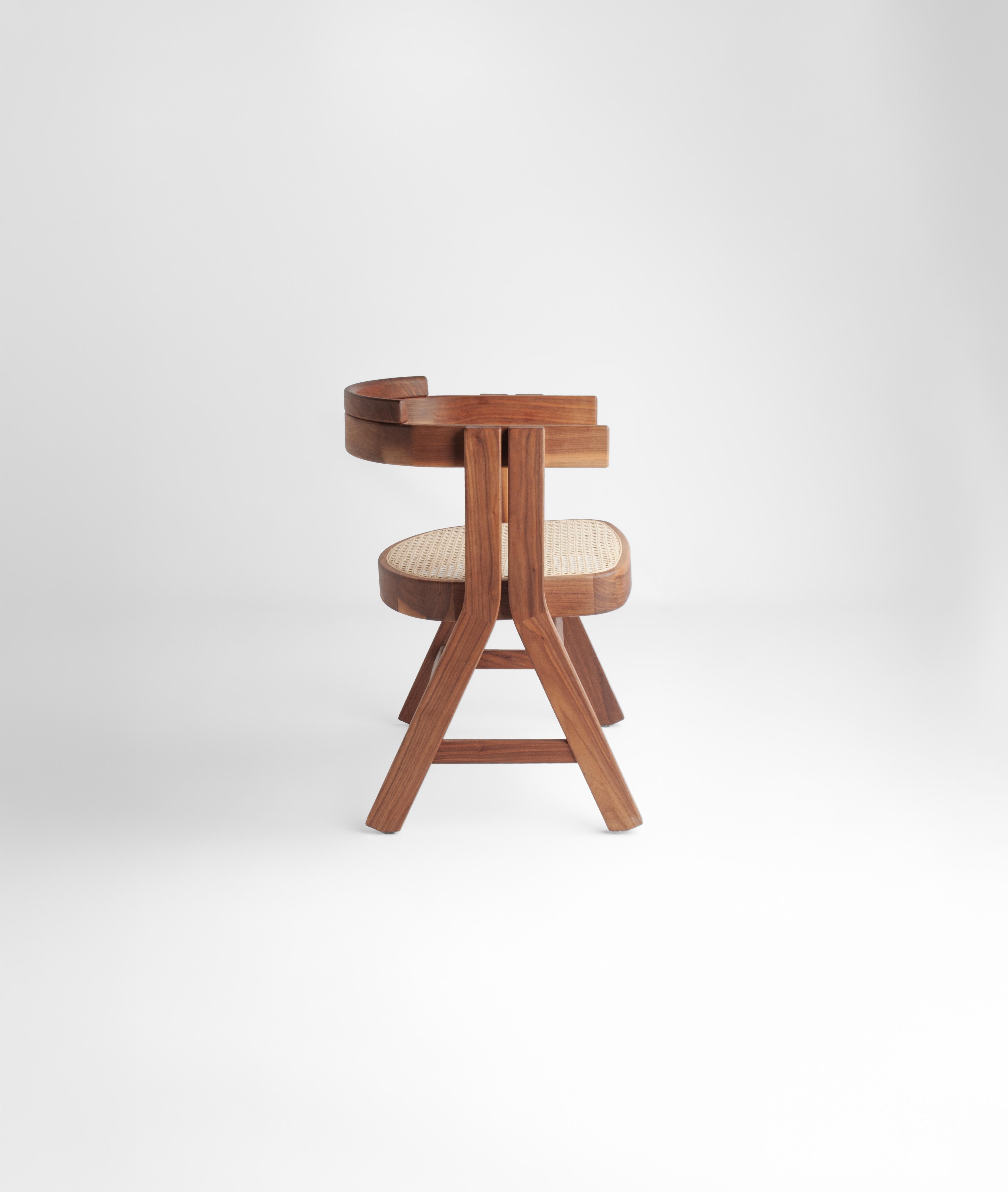 The MARA chair blends Mediterranean naturalness with minimalist lines, achieving a timeless design that fits perfectly in any setting, both indoors and outdoors.

Its structure, crafted from solid walnut wood, brings warmth and elegance thanks to