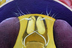 Wandkomposition mit gemaltem Fliegenporträt und floralem Textilhintergrund