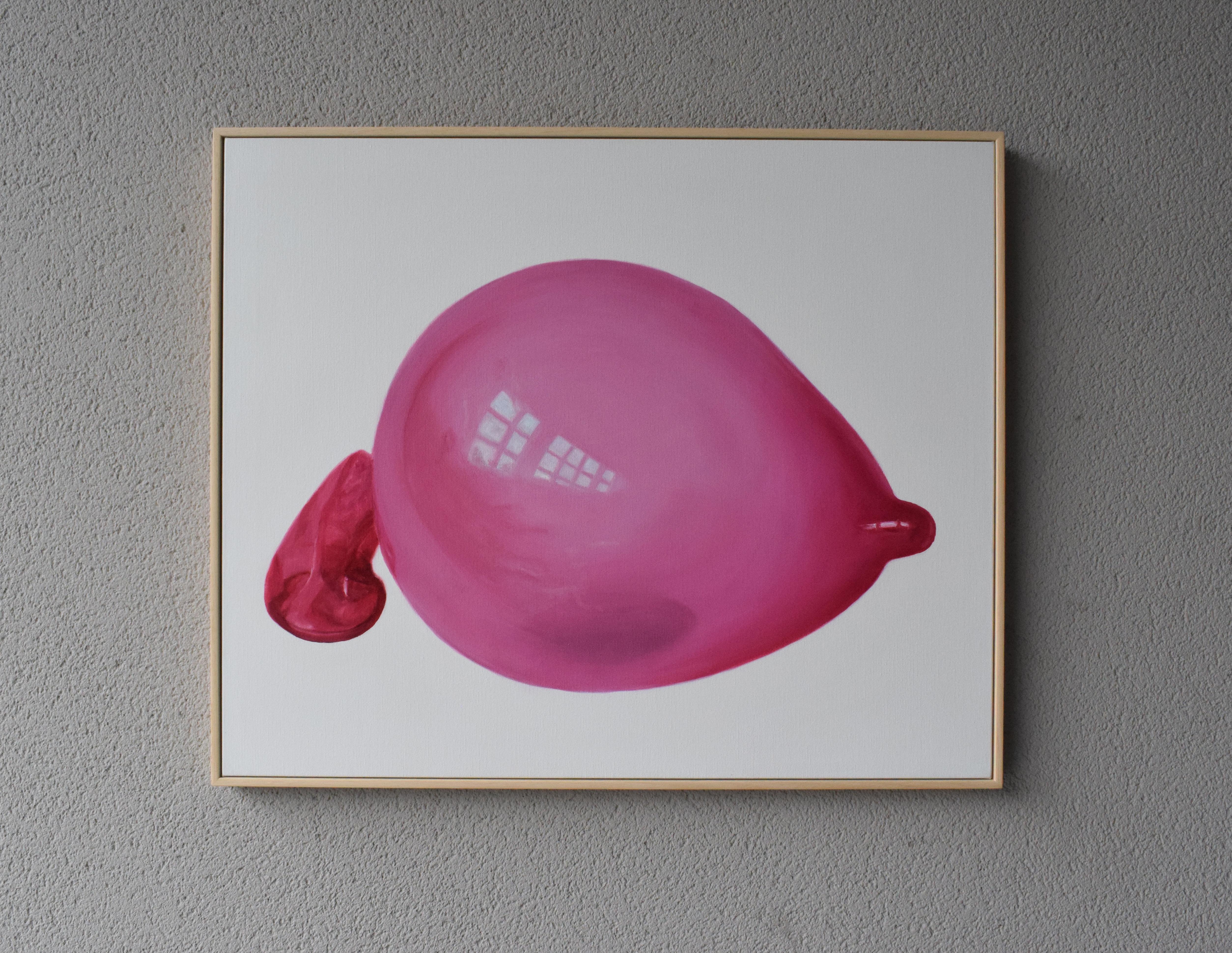 Cherry Bubble. Mittelgroßes zeitgenössisches Pop-Ölgemälde in glänzenden Rosa-Tönen – Painting von María Magán