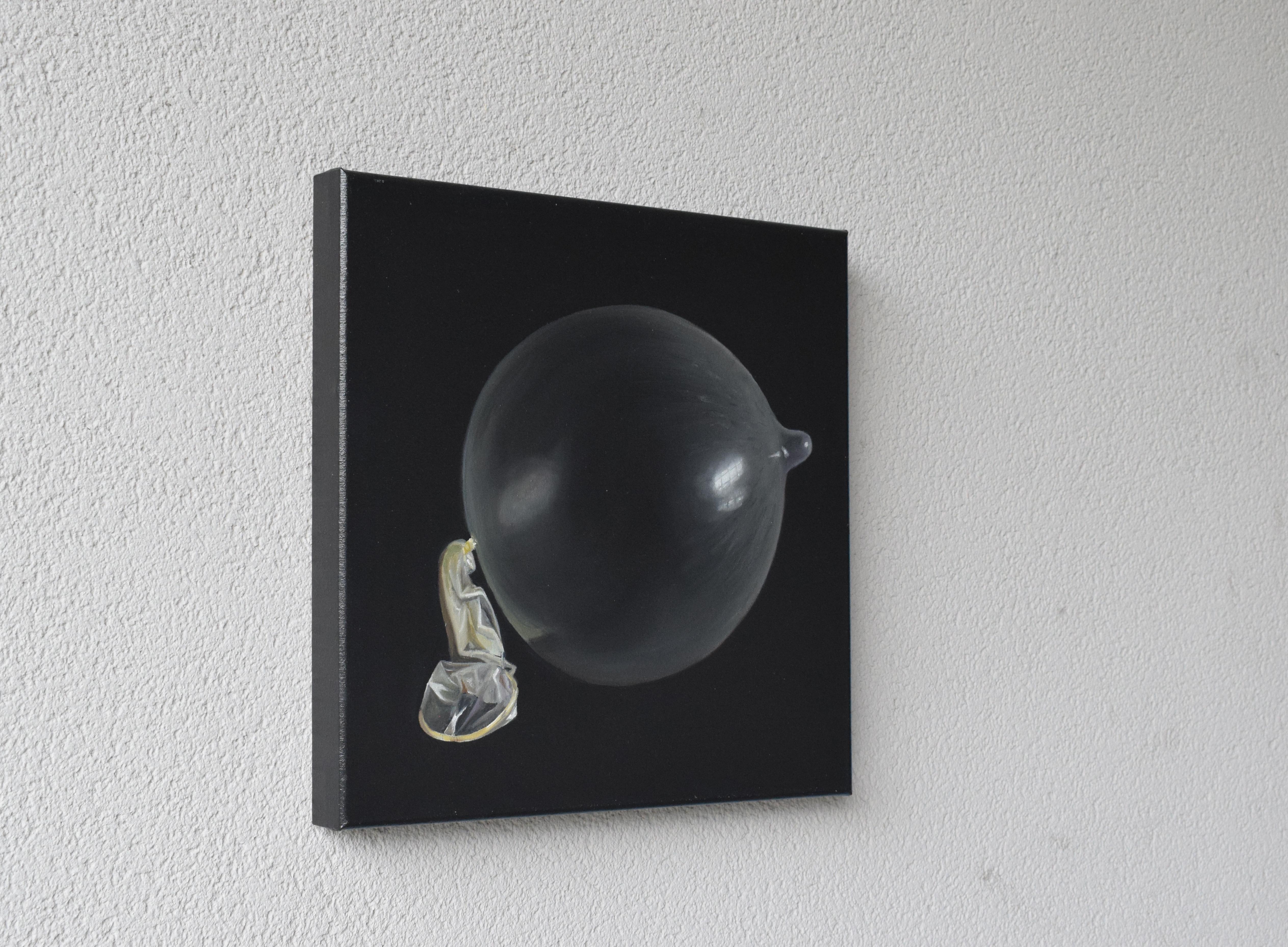 Pintura al óleo pop contemporánea - Condón inflado como burbuja negra sobre lienzo oscuro - Painting de María Magán