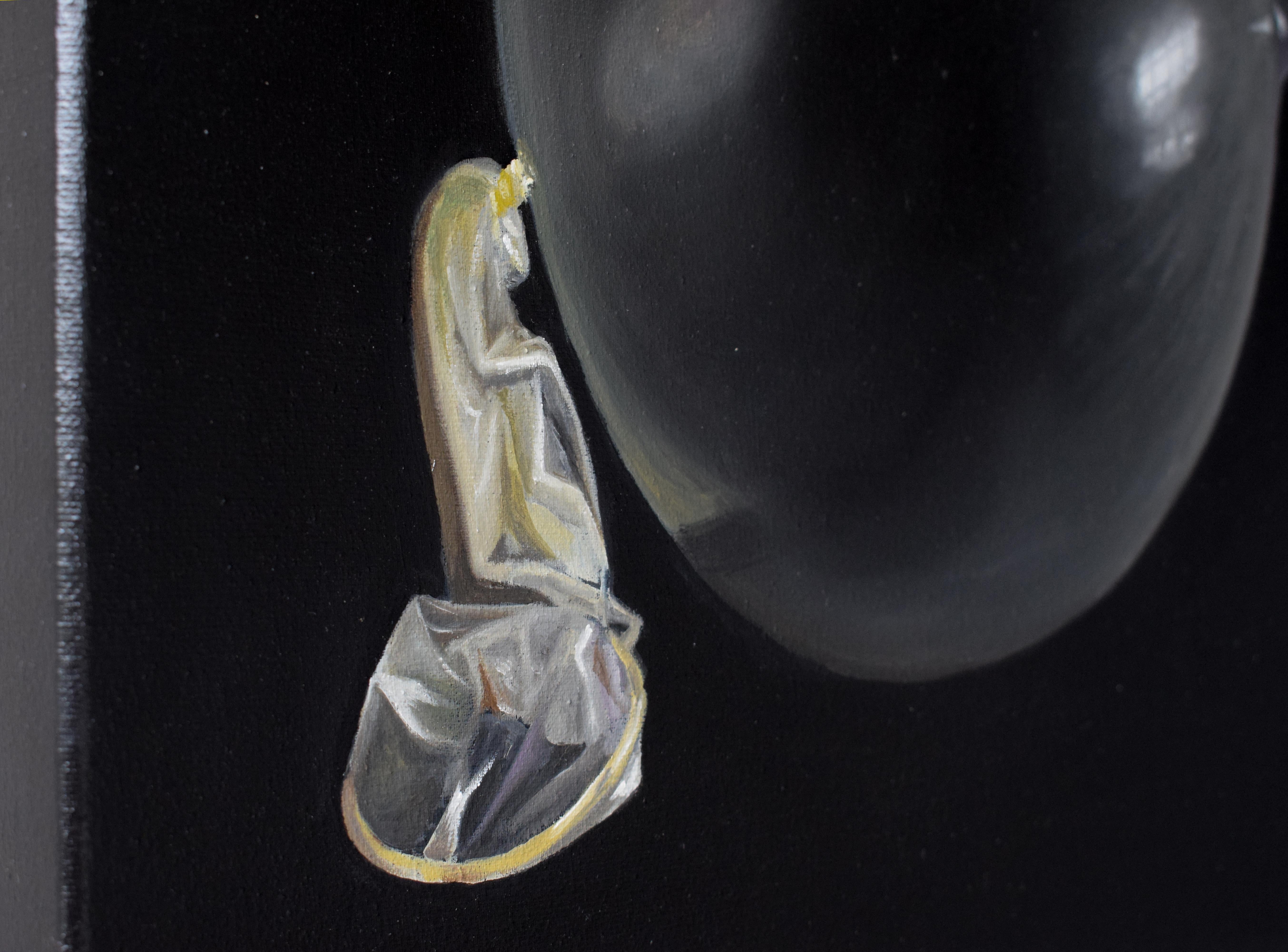 Pintura al óleo pop contemporánea - Condón inflado como burbuja negra sobre lienzo oscuro - Figurative Painting Negro de María Magán