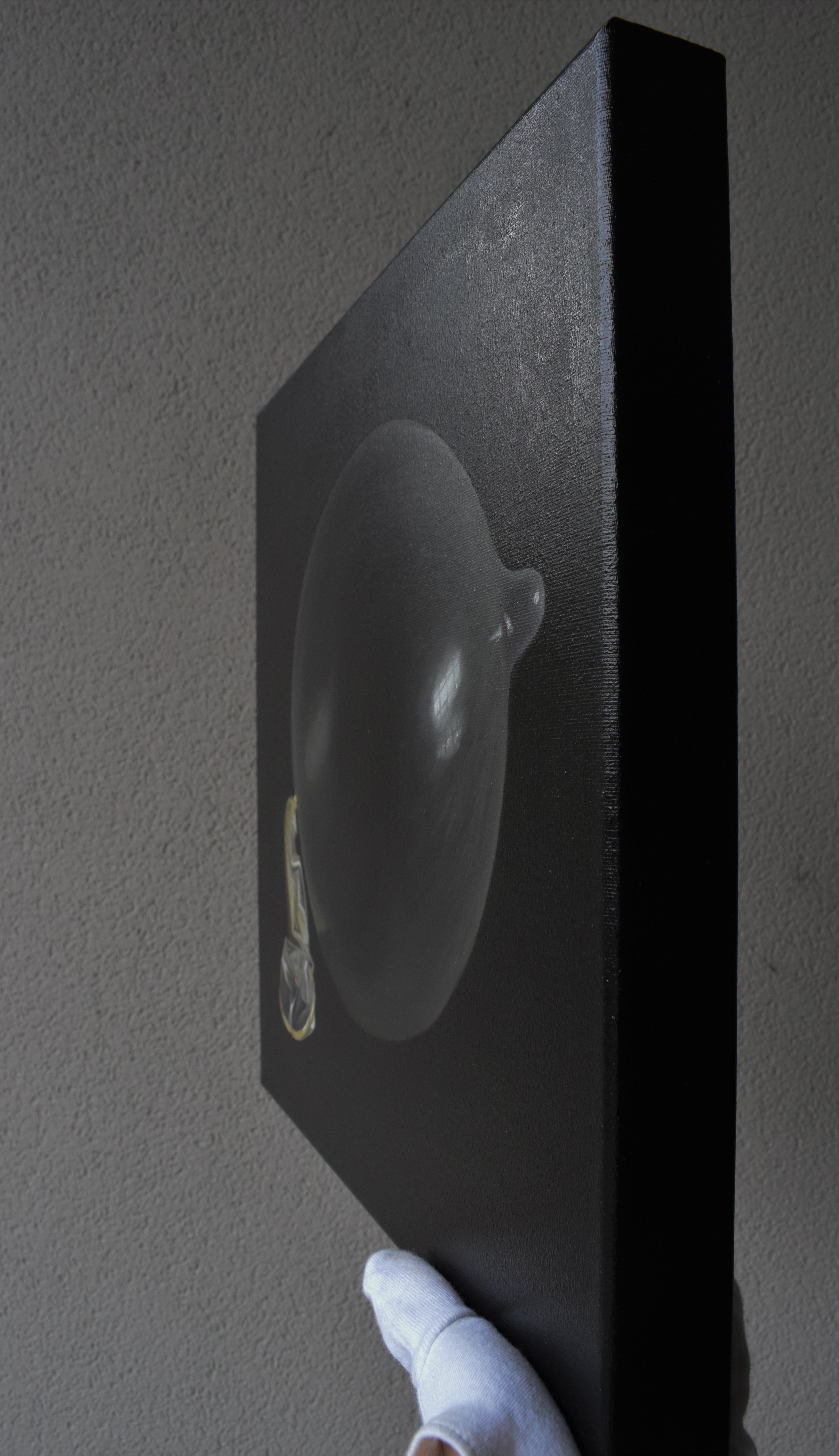 Pintura al óleo pop contemporánea - Condón inflado como burbuja negra sobre lienzo oscuro en venta 1