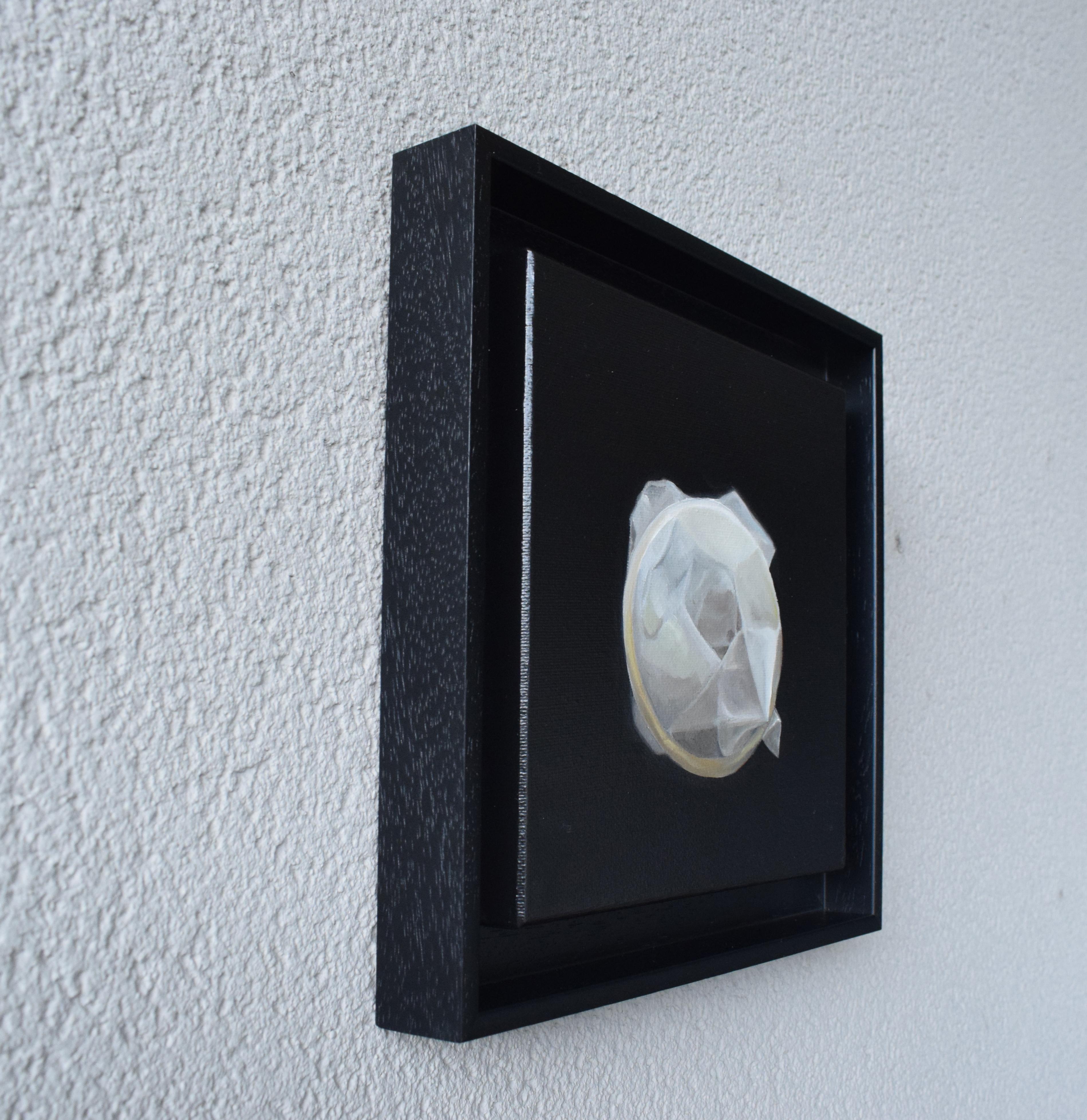 Pintura al óleo pop contemporánea enmarcada. Transparencias. Preservativo como chicle salado - Still-Life Painting Negro de María Magán