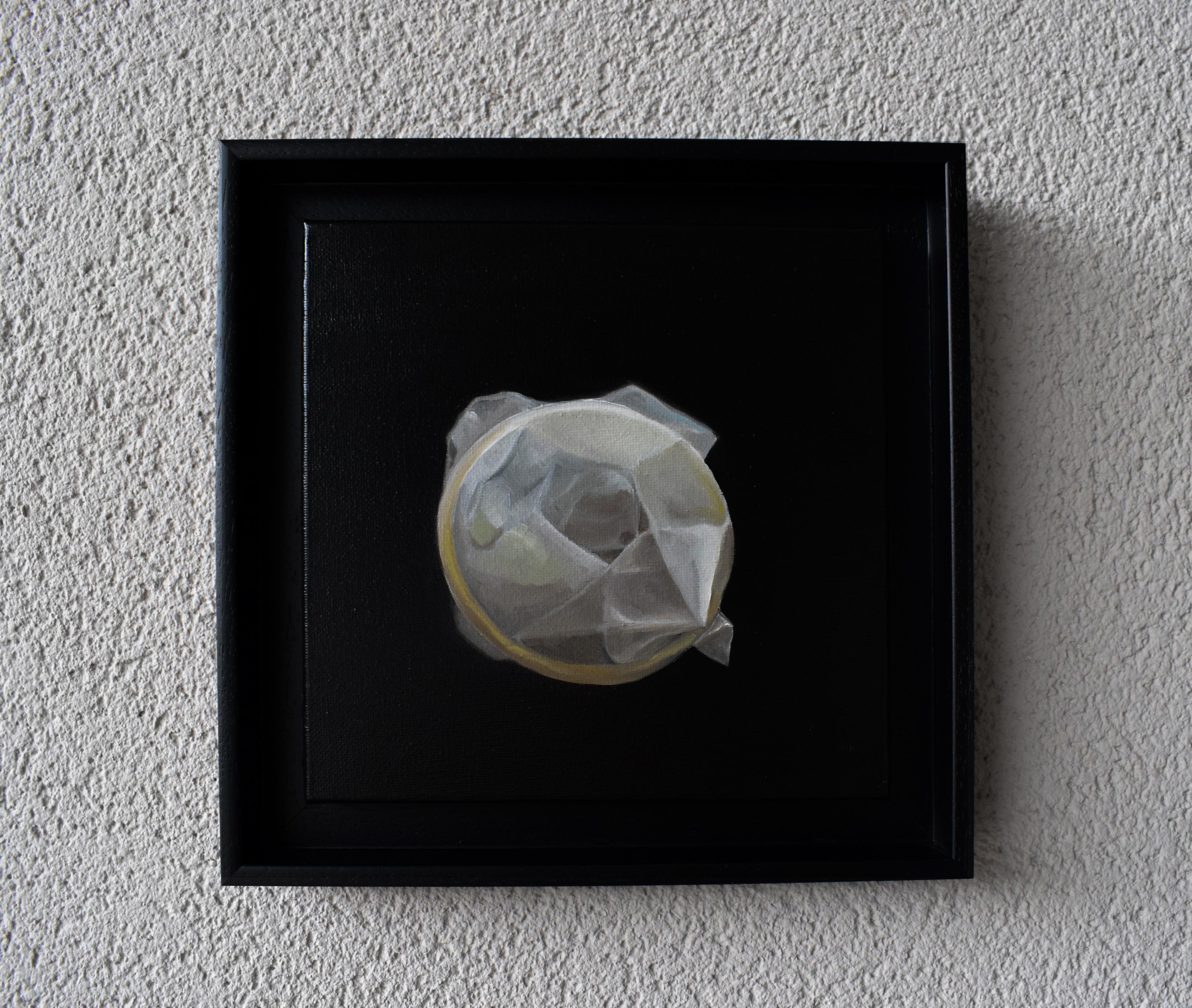 En Chicle de Sal I, María Magán transforma un preservativo arrugado en un óleo hiperrealista que imita el aspecto de un chicle masticado. Enmarcada en negro mate y pintada con precisión quirúrgica, esta obra de arte de pequeño formato reimagina lo