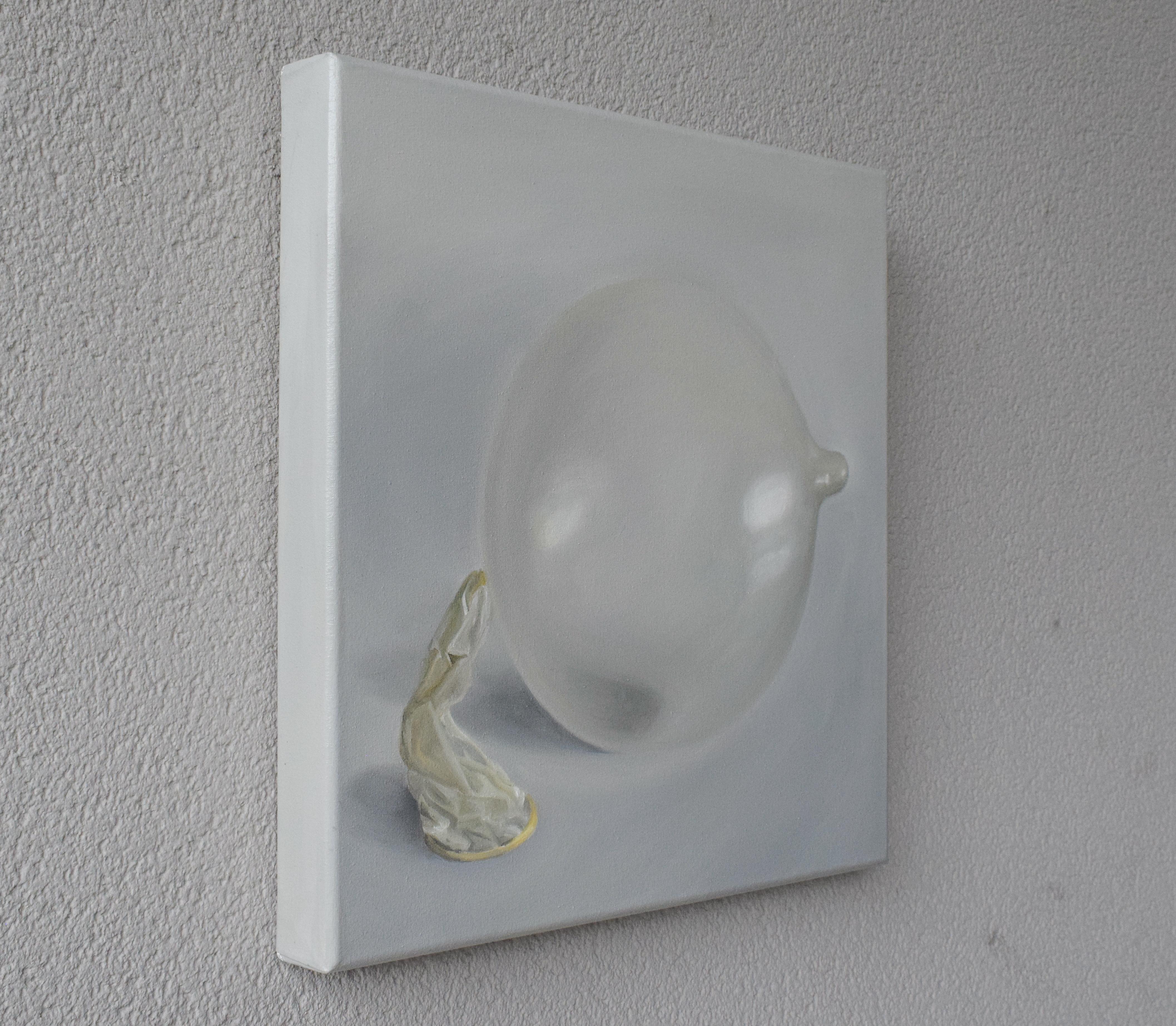 Minimalistisches Pop-Art-Ölgemälde - Weißes aufgeblasenes Kondom mit weichen Reflektionen (Fotorealismus), Painting, von María Magán